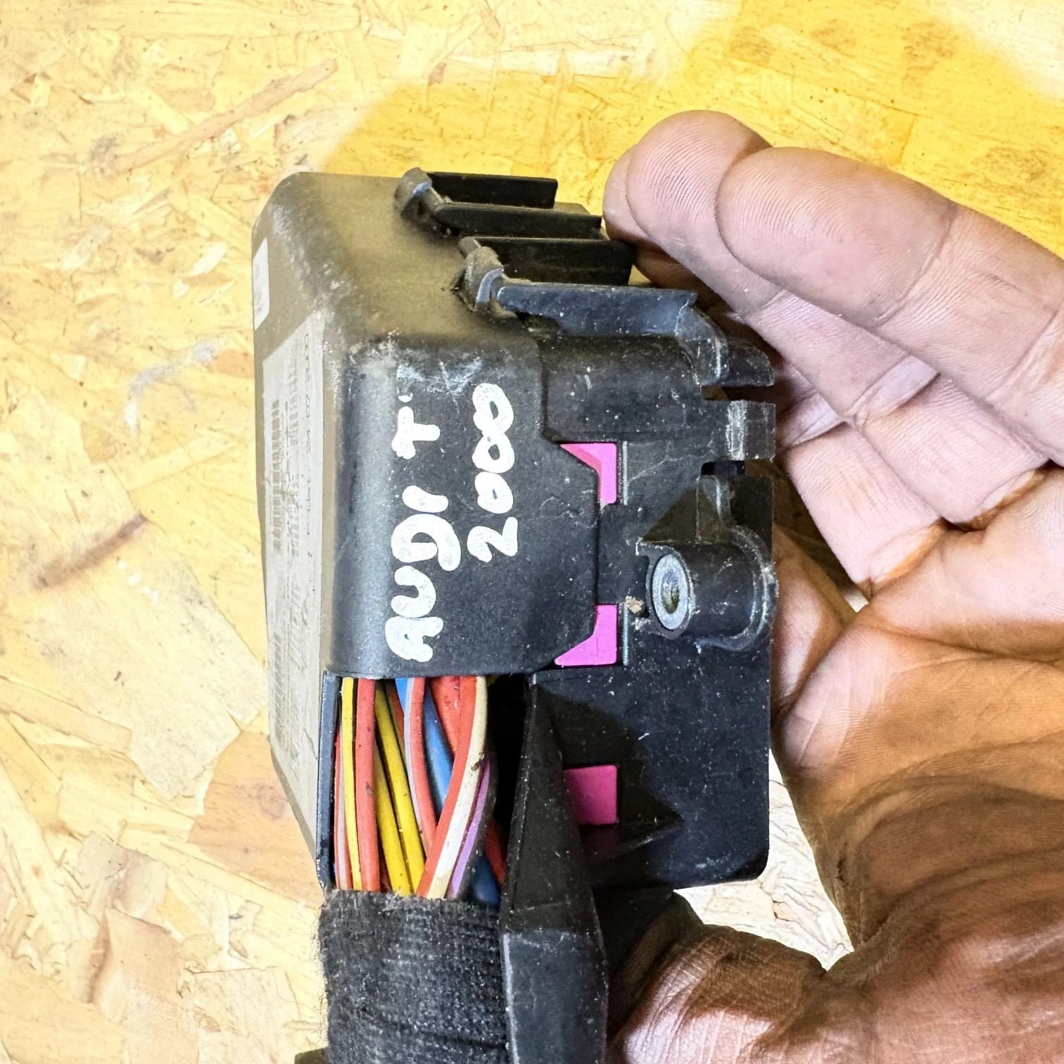 AUDI A8 D3 3.0 TDI DIESEL FUSE RELAY BOX 8D1941824 30680111 2000