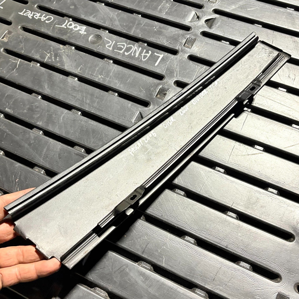 2005 VOLKSWAGEN PASSAT REAR RIGHT DRIVER EXTERIOR DOOR WINDOW TRIM COVER