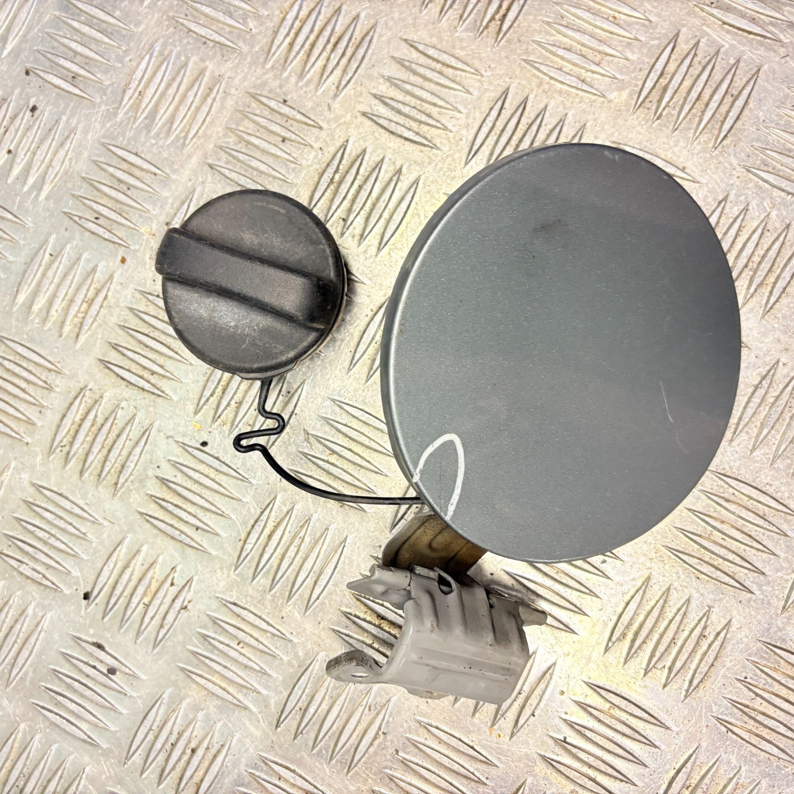 2008 TOYOTA YARIS FUEL FILLER FLAP COVER & PETROL CAP SILVER