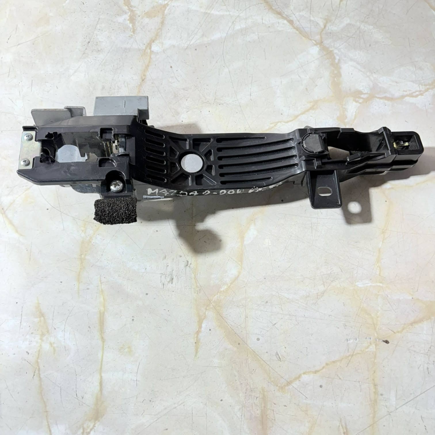 MAZDA 2 DE 2010 EXTERIOR DOOR HANDLE CARRIER LEFT 204201191235