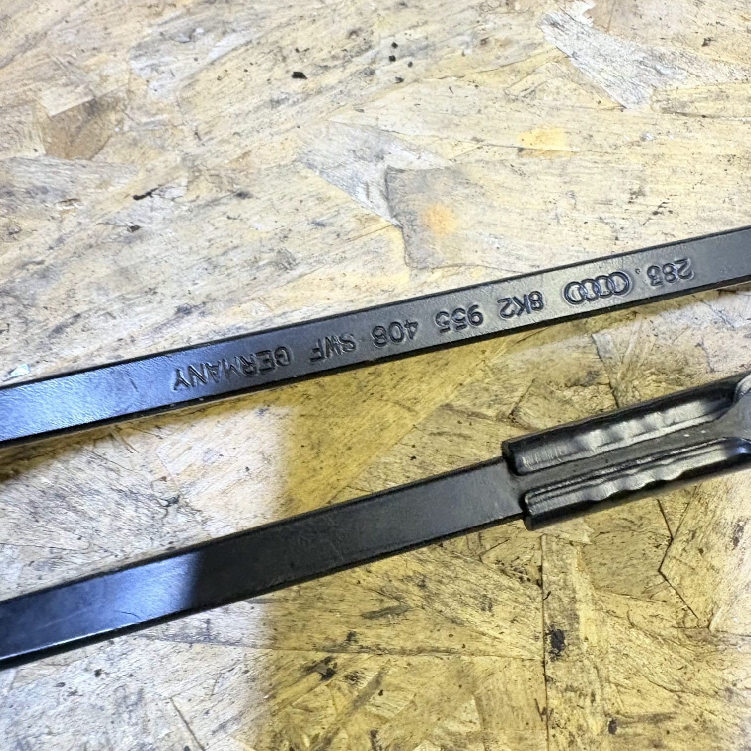 AUDI A4 MK4 FL FRONT WIPER ARMS X2 PAIR 8K2955407 8K2955408 2014 OSF/NSF