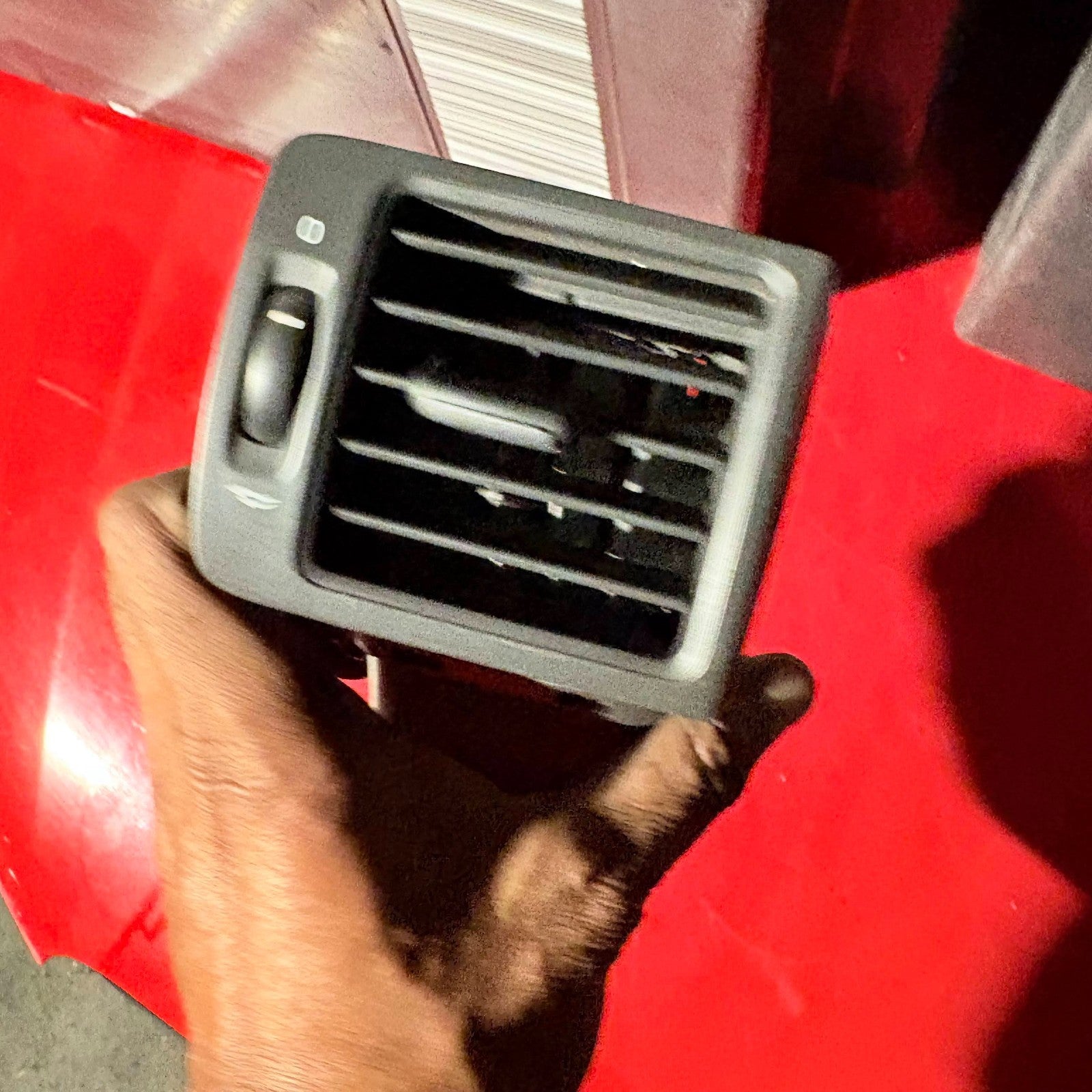 VOLVO FRONT LEFT AIR VENT (PASSENGER SIDE)