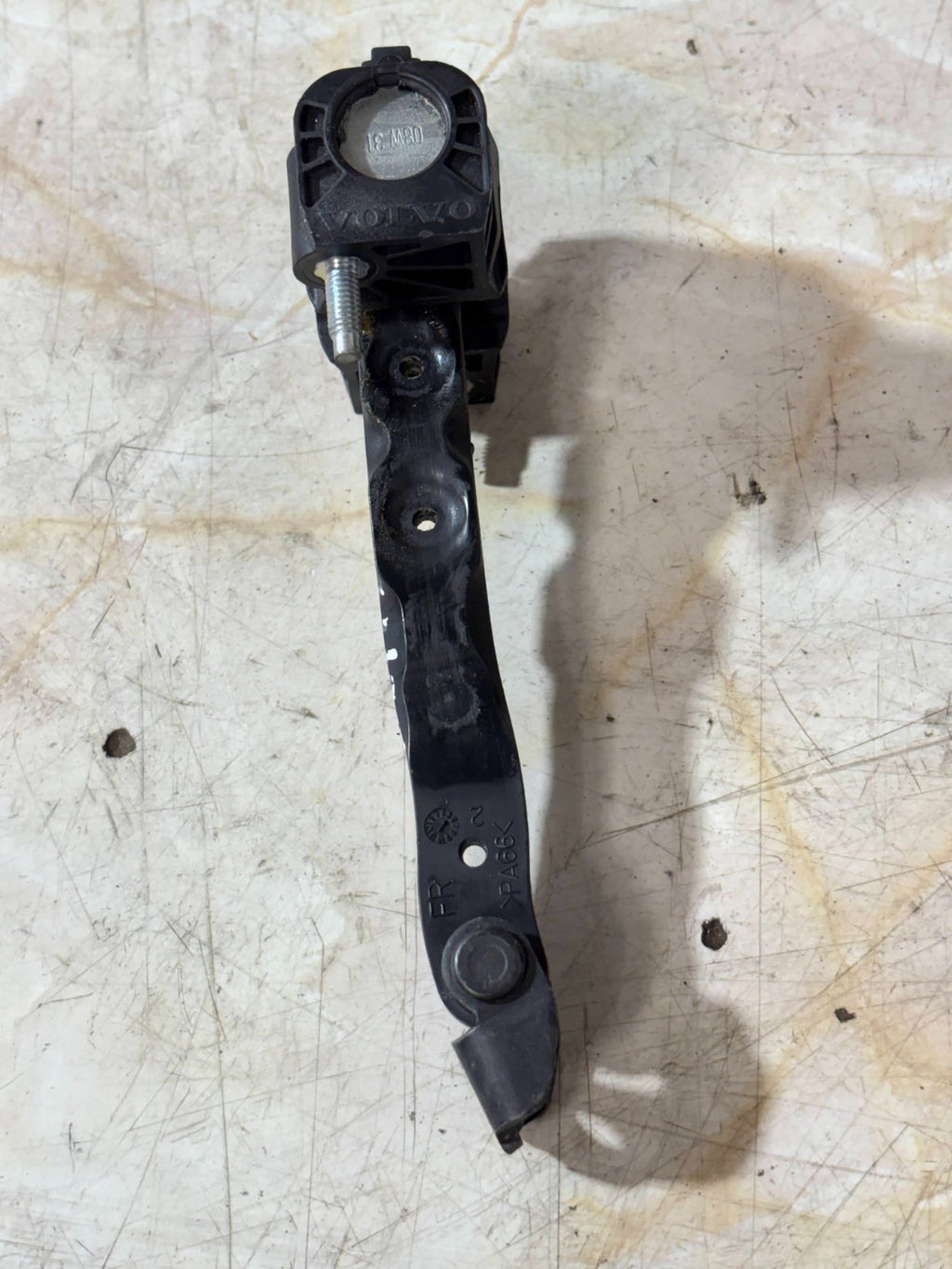 VOLVO C30 2009-PASSENGER SIDE FRONT LEFT DOOR CHECK STRAP 31217750