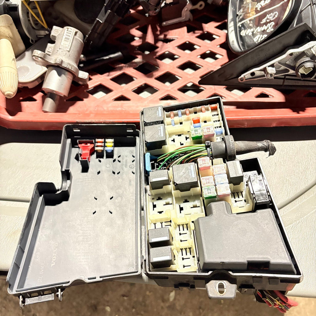 VOLVO V50 2004-2012 FUSE BOX 30786995