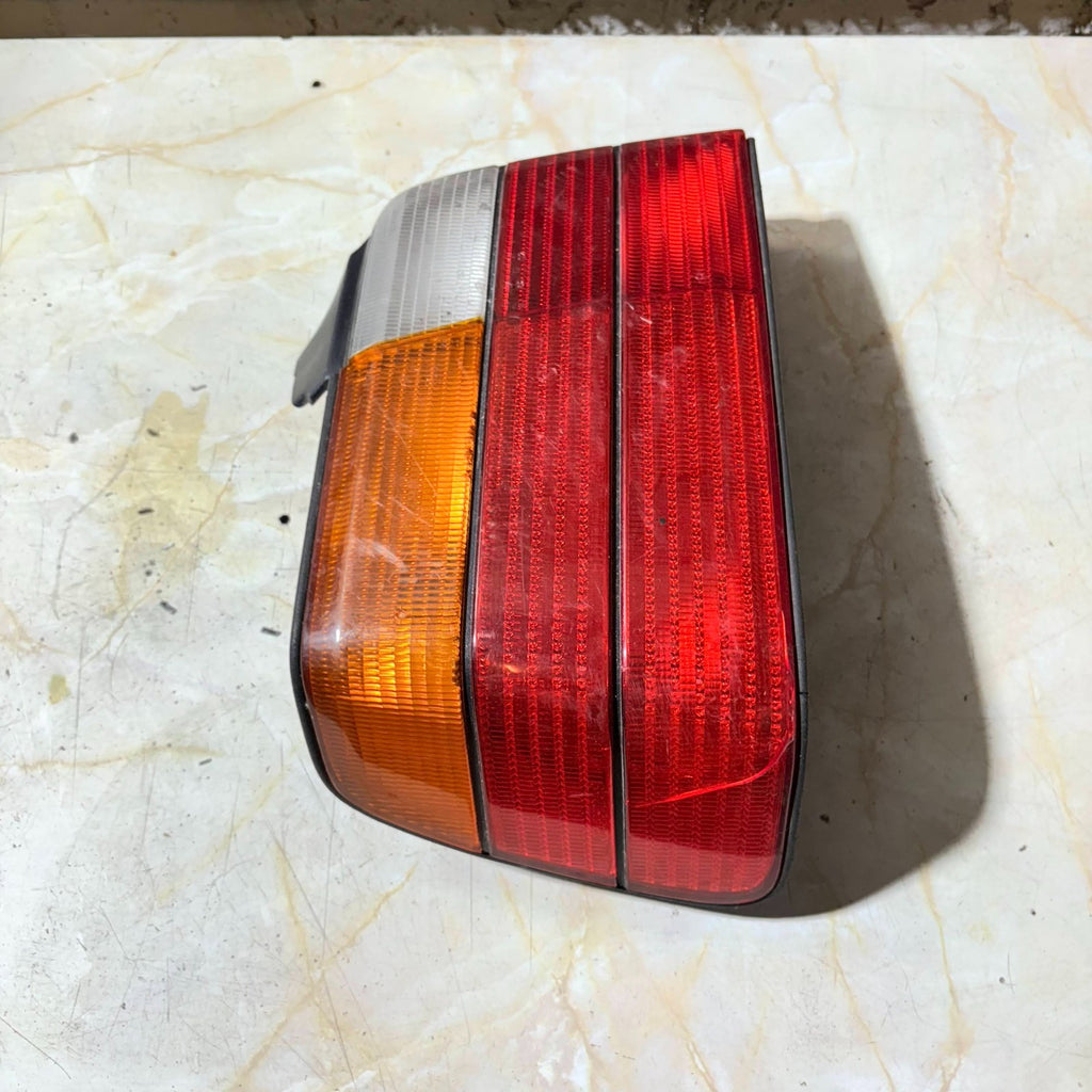 BMW E36 3 SERIES 4DR SALOON 1990-1998 RIGHT REAR TAIL LIGHT AMBER 63211387362