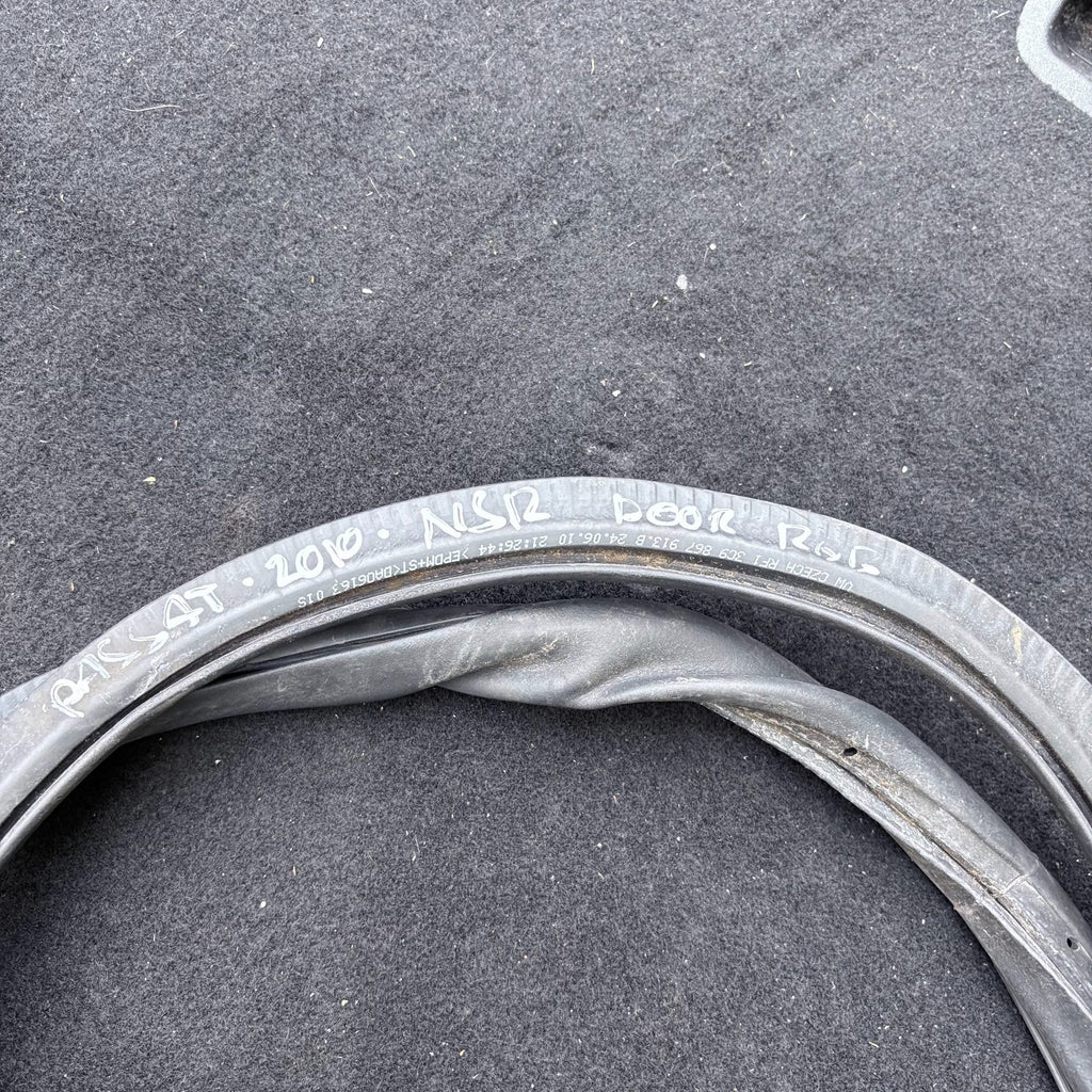 VW PASSAT B6 B7 ESTATE 2005-2015 REAR LEFT N/S REAR DOOR RUBBER SEAL 3C9867913B
