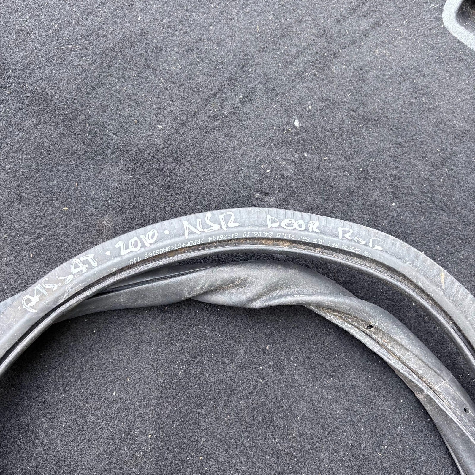 VW PASSAT B6 B7 ESTATE 2005-2015 REAR LEFT N/S REAR DOOR RUBBER SEAL 3C9867913B