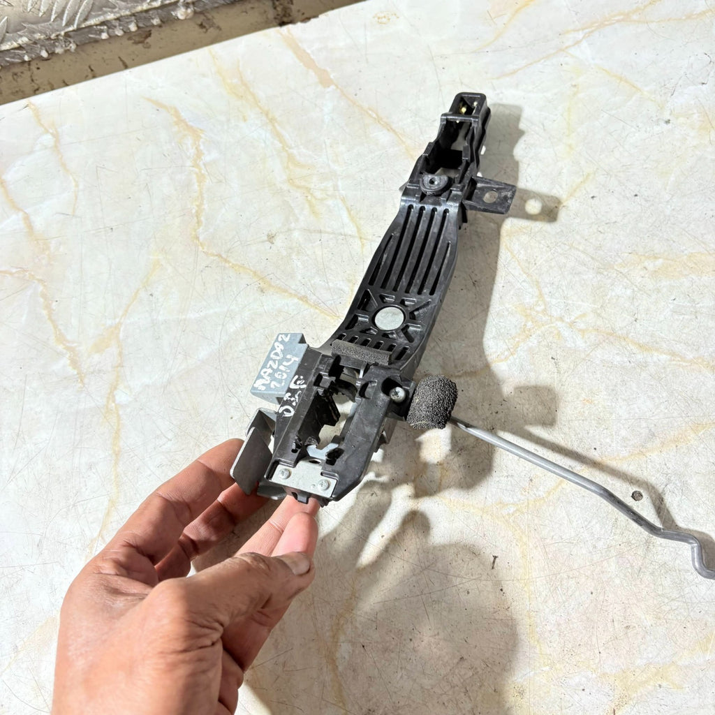 MAZDA 2 2014 DRIVER SIDE FRONT EXTERIOR HANDLE INNER BRACKET