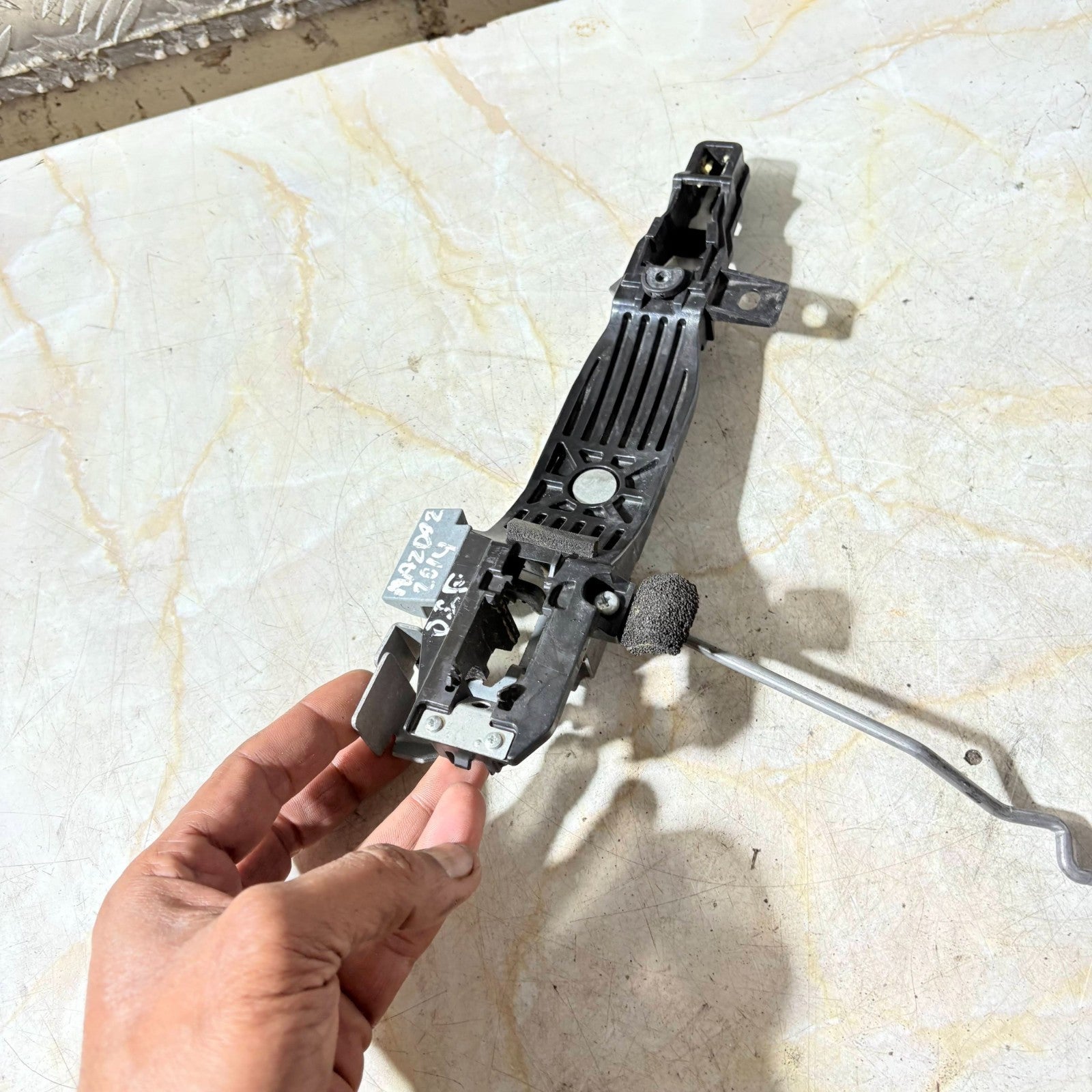 MAZDA 2 2014 DRIVER SIDE FRONT EXTERIOR HANDLE INNER BRACKET