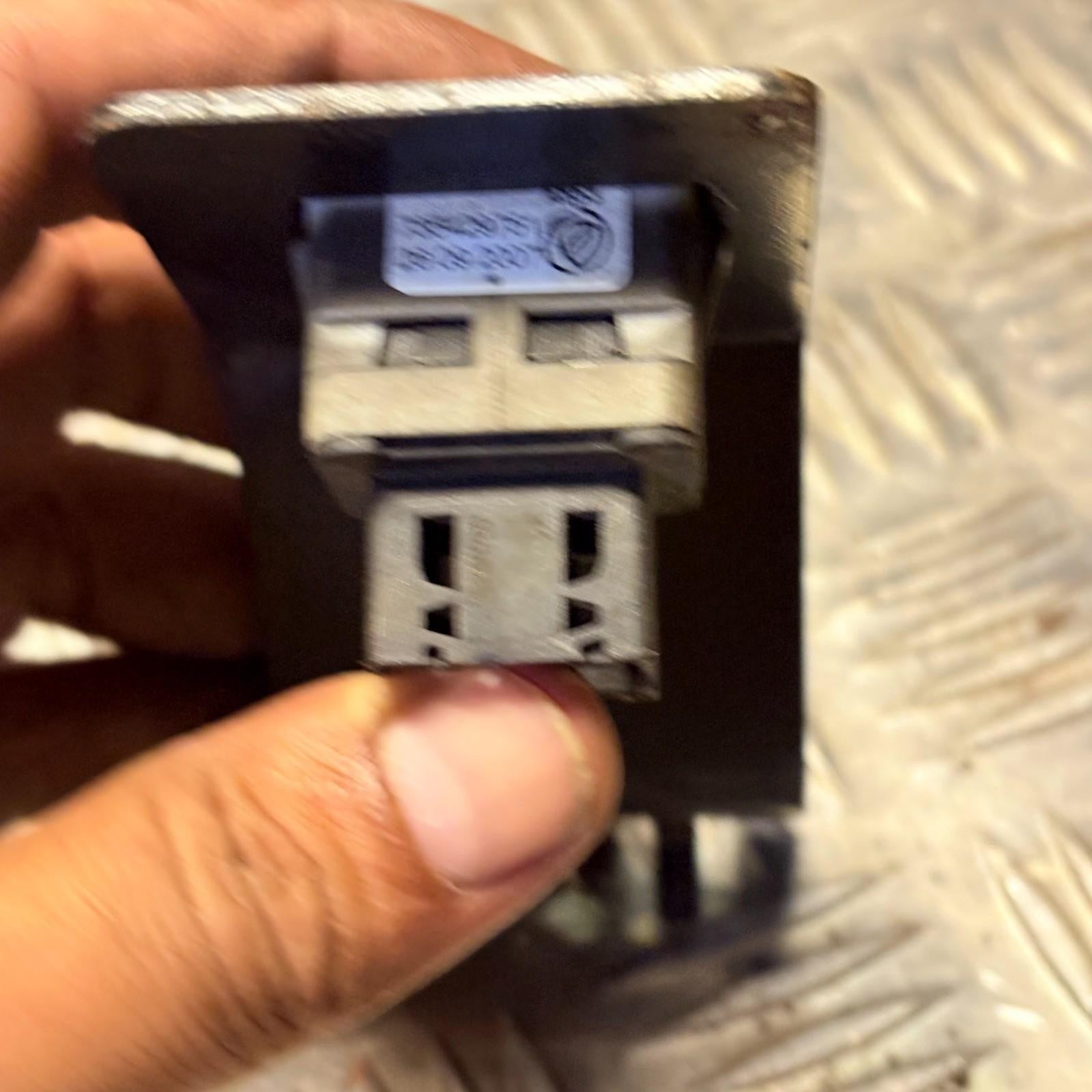 FIAT PUNTO 2008 GLOVE BOX MOUNTED USB PORT 735429751