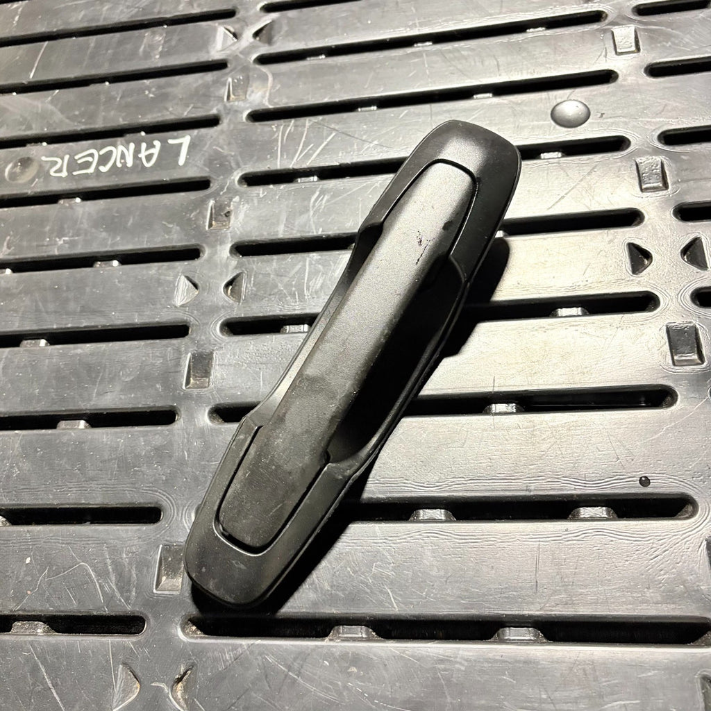 82820 67D00 REAR LEFT SIDE OUTER DOOR HANDLE FOR SUZUKI VITARA 1998-2005