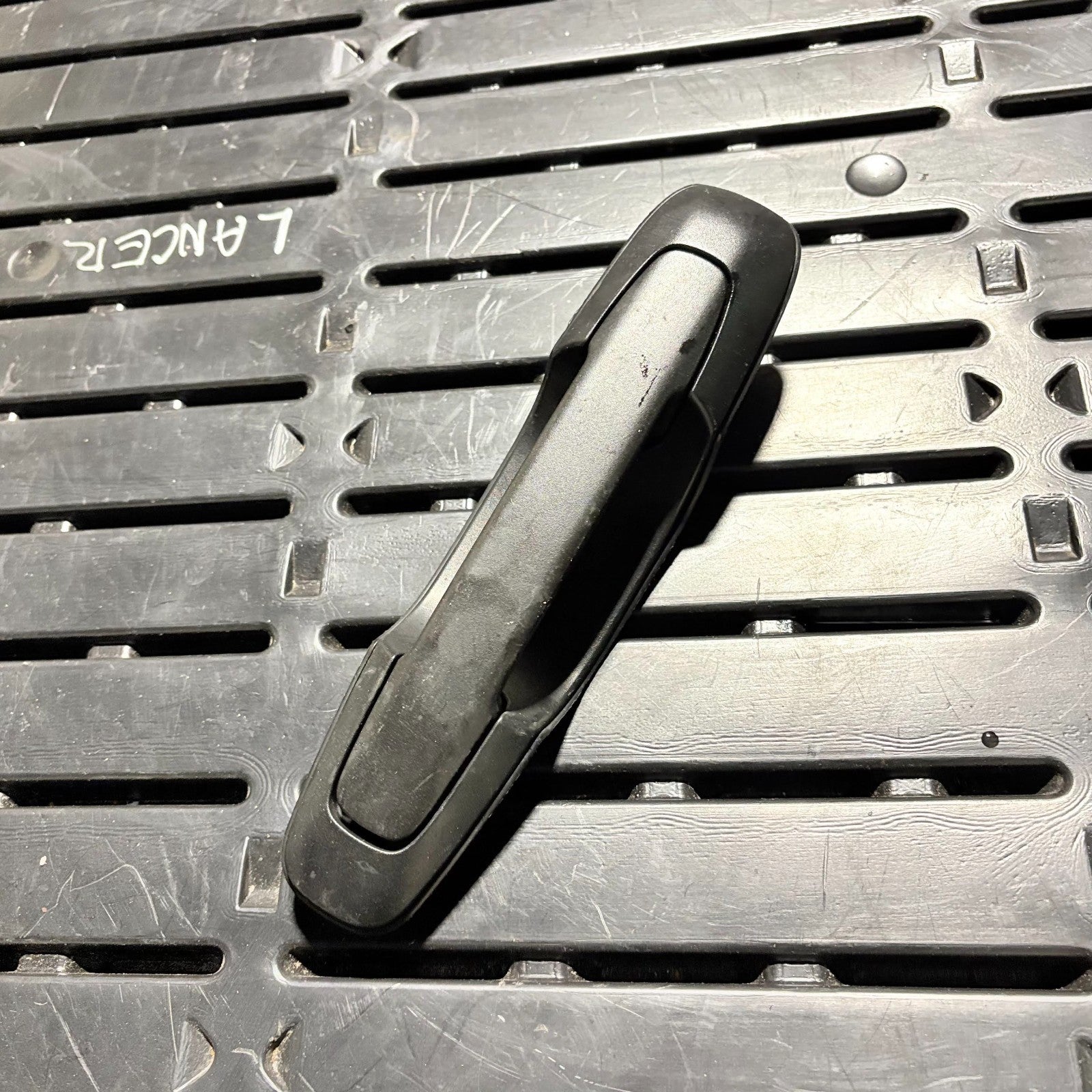 82820 67D00 REAR LEFT SIDE OUTER DOOR HANDLE FOR SUZUKI VITARA 1998-2005
