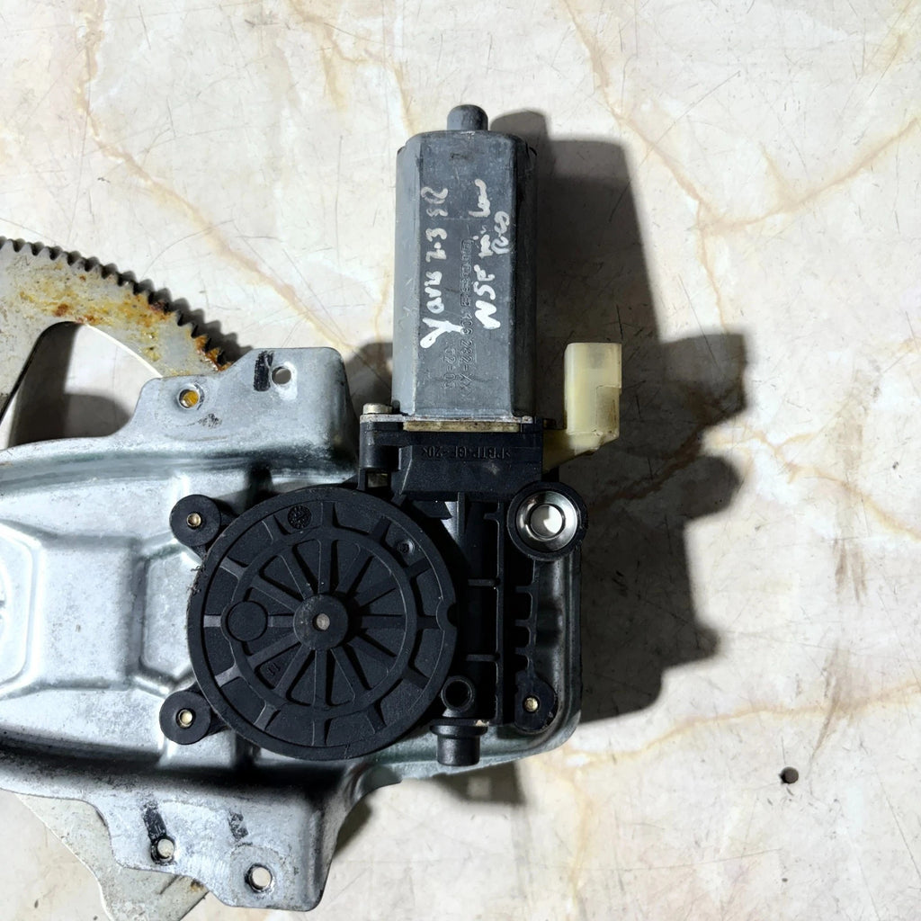 TOYOTA YARIS 1.3 5DR MK1 02-05 FRONT LEFT NSF WINDOW REGULATOR MOTOR 0130822018