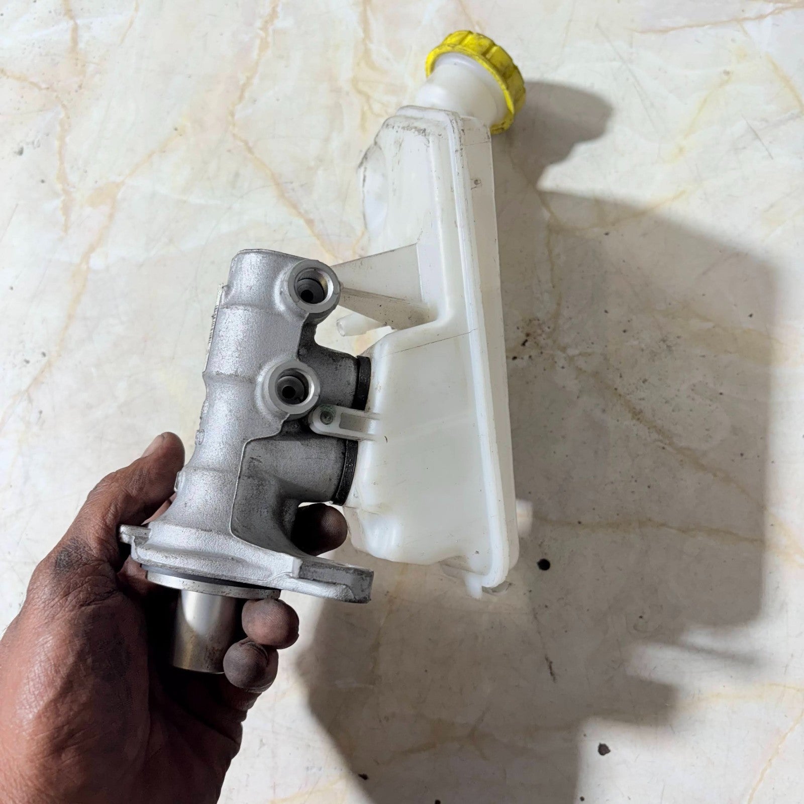 MAIN BRAKE CYLINDER WITH CONTAINER/37069745/FOR CITROËN C4 CACTUS