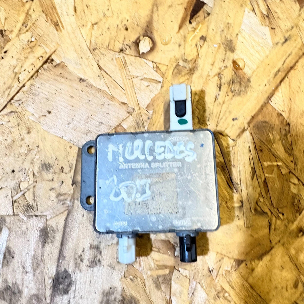 MERCEDES C CLASS W204 AM/FM FM/TMC ANTENNA SPLITTER 059339 2013