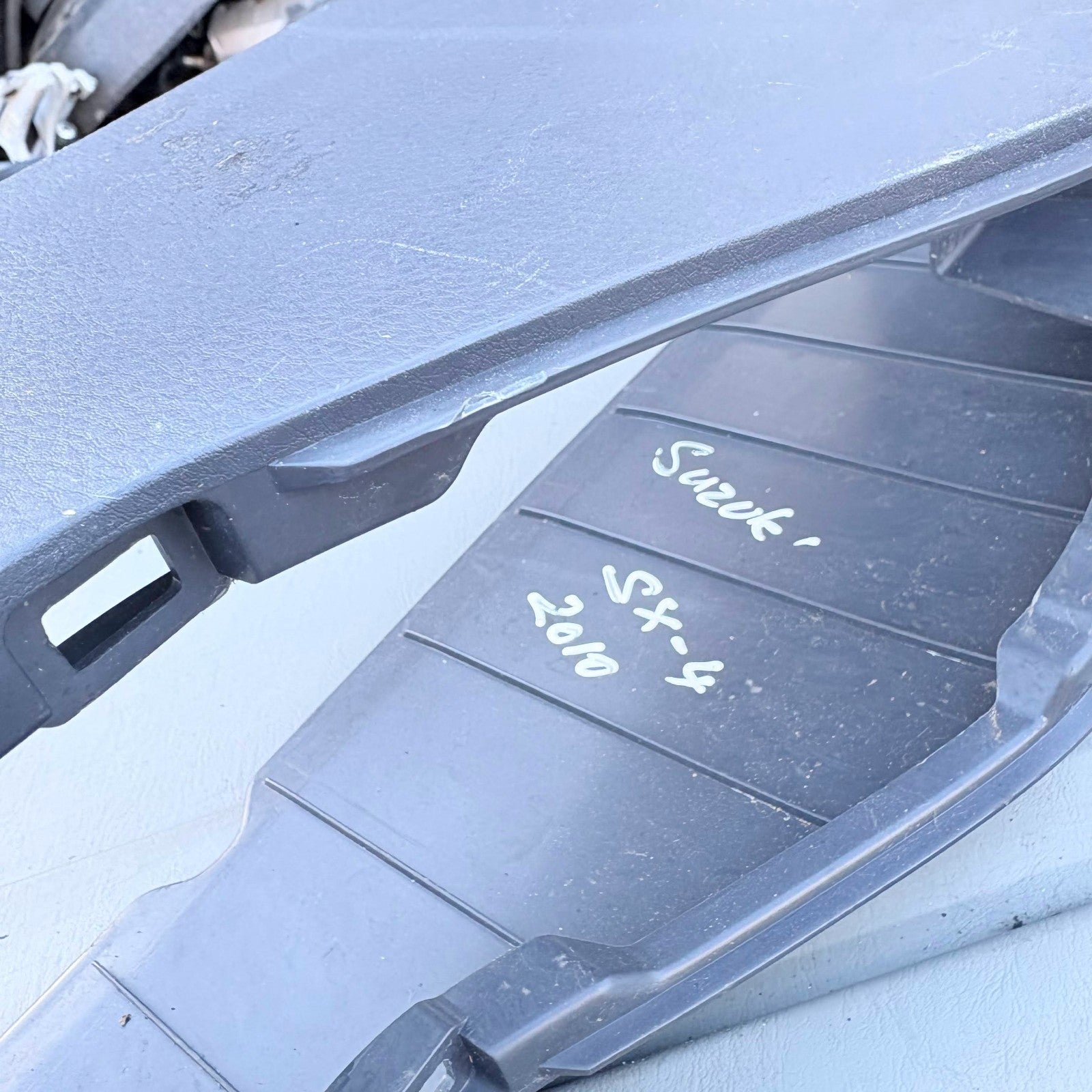 Suzuki SX4 Mk1 2006-2014 5 Door Hatch Centre Console Trim Surround 75811-80J0