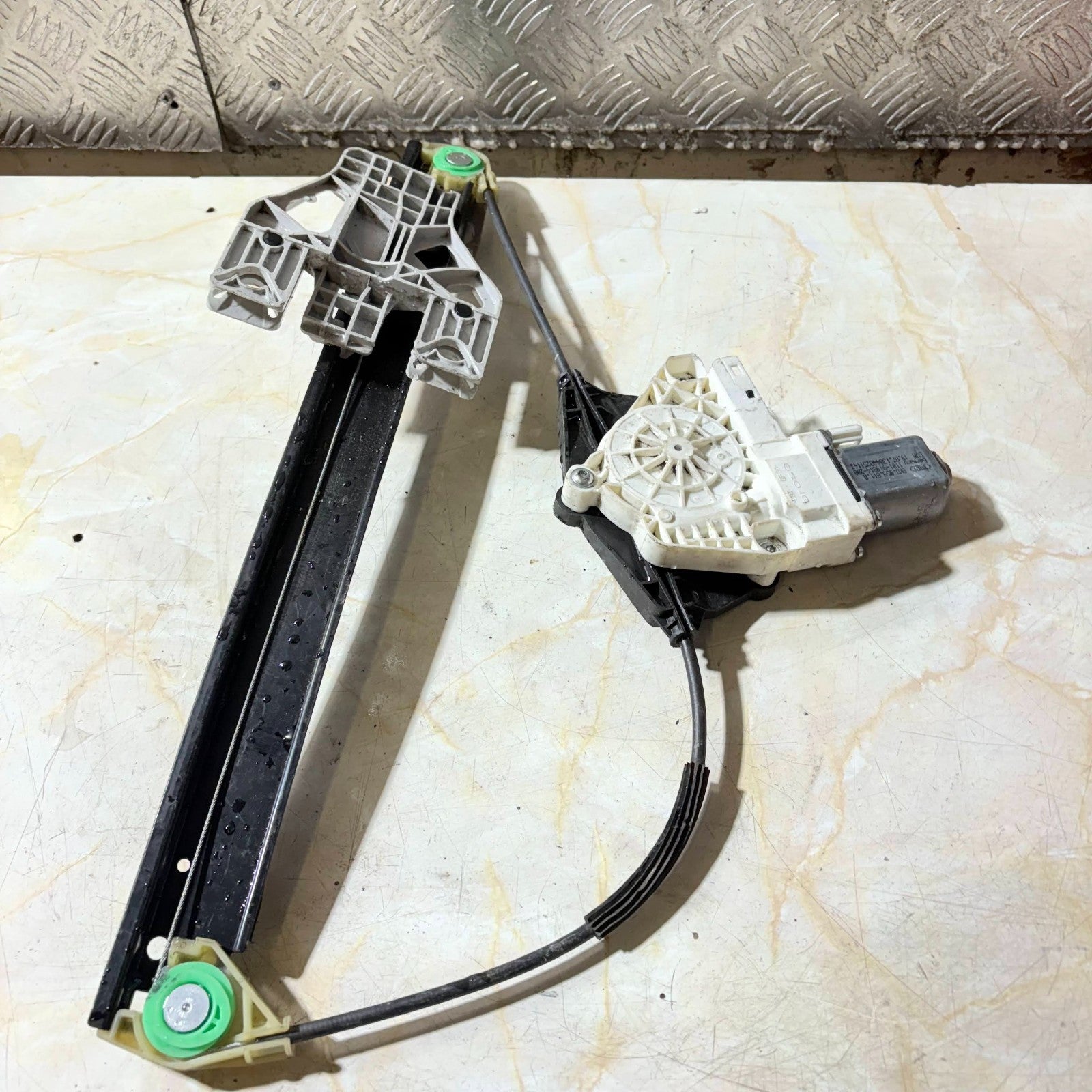 AUDI A4 REAR LEFT PASSENGER SIDE WINDOW REGULATOR 8K0 959 811 A 2014