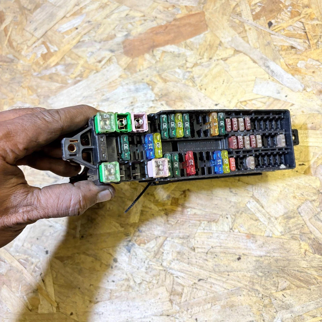 VOLKSWAGEN POLO MK5 6R 2009-2017 FUSE BOX