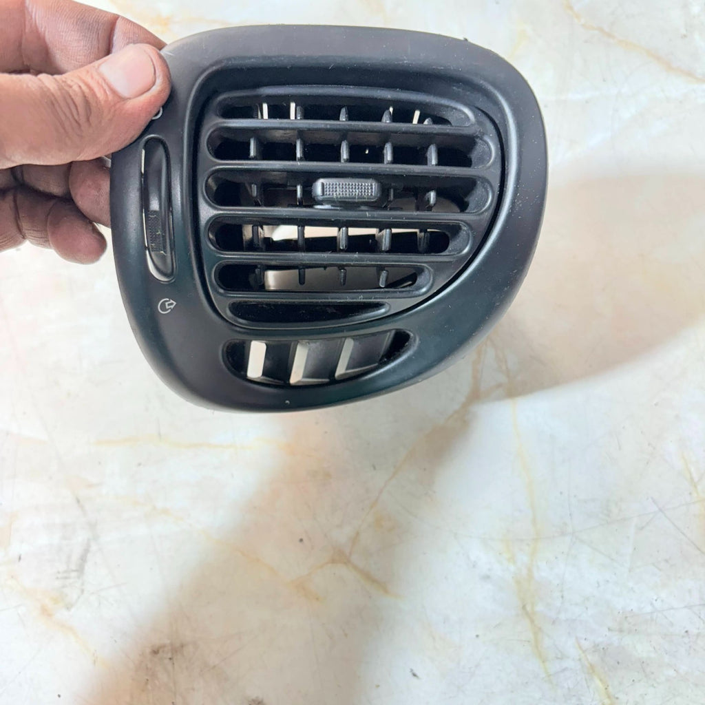 CITROEN PICASSO 2006 N/S/F LEFT PASSENGER FRONT SIDE HEATER/AIR VENT