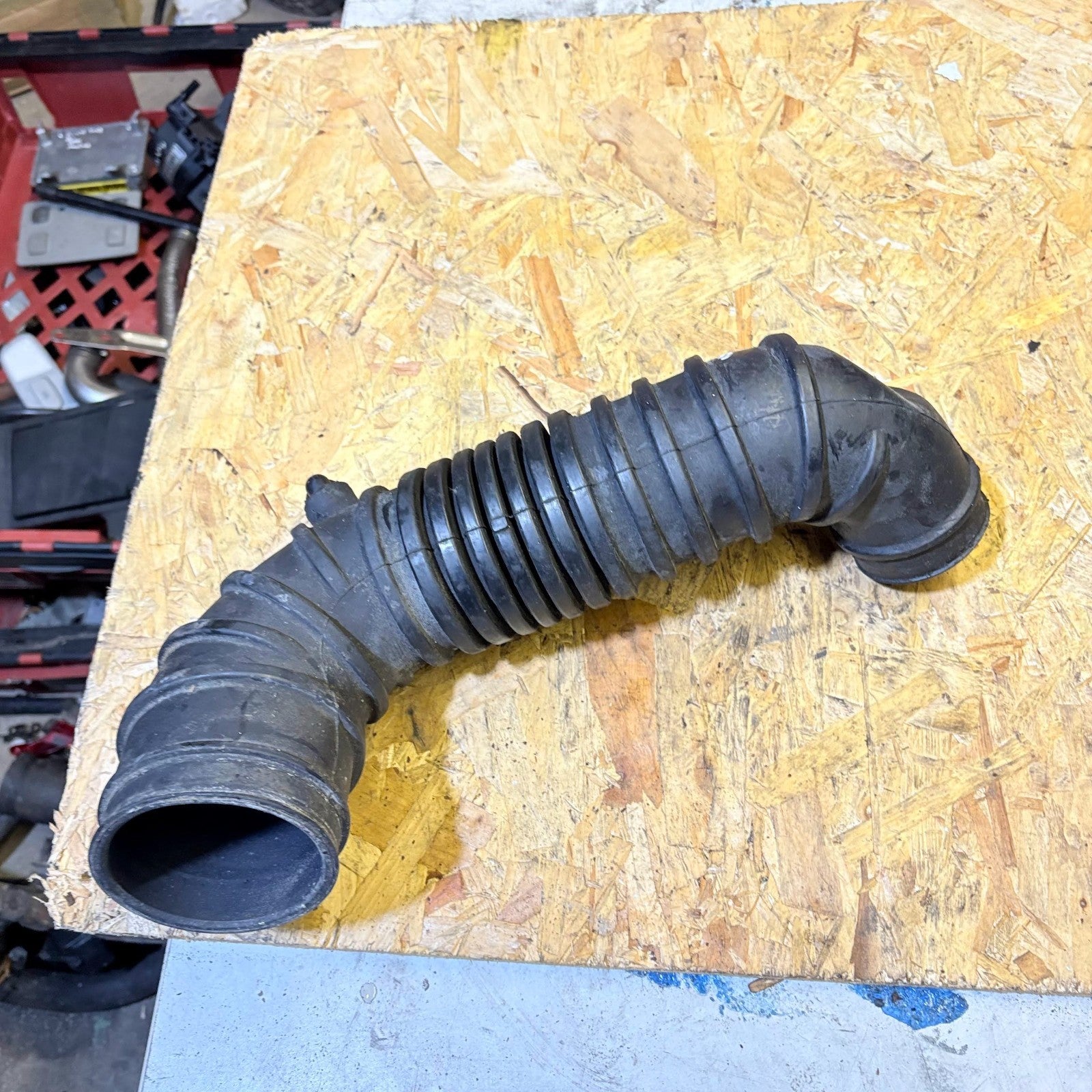 Mitsubishi Shogun 2001 AIR INTAKE PIPE HOSE