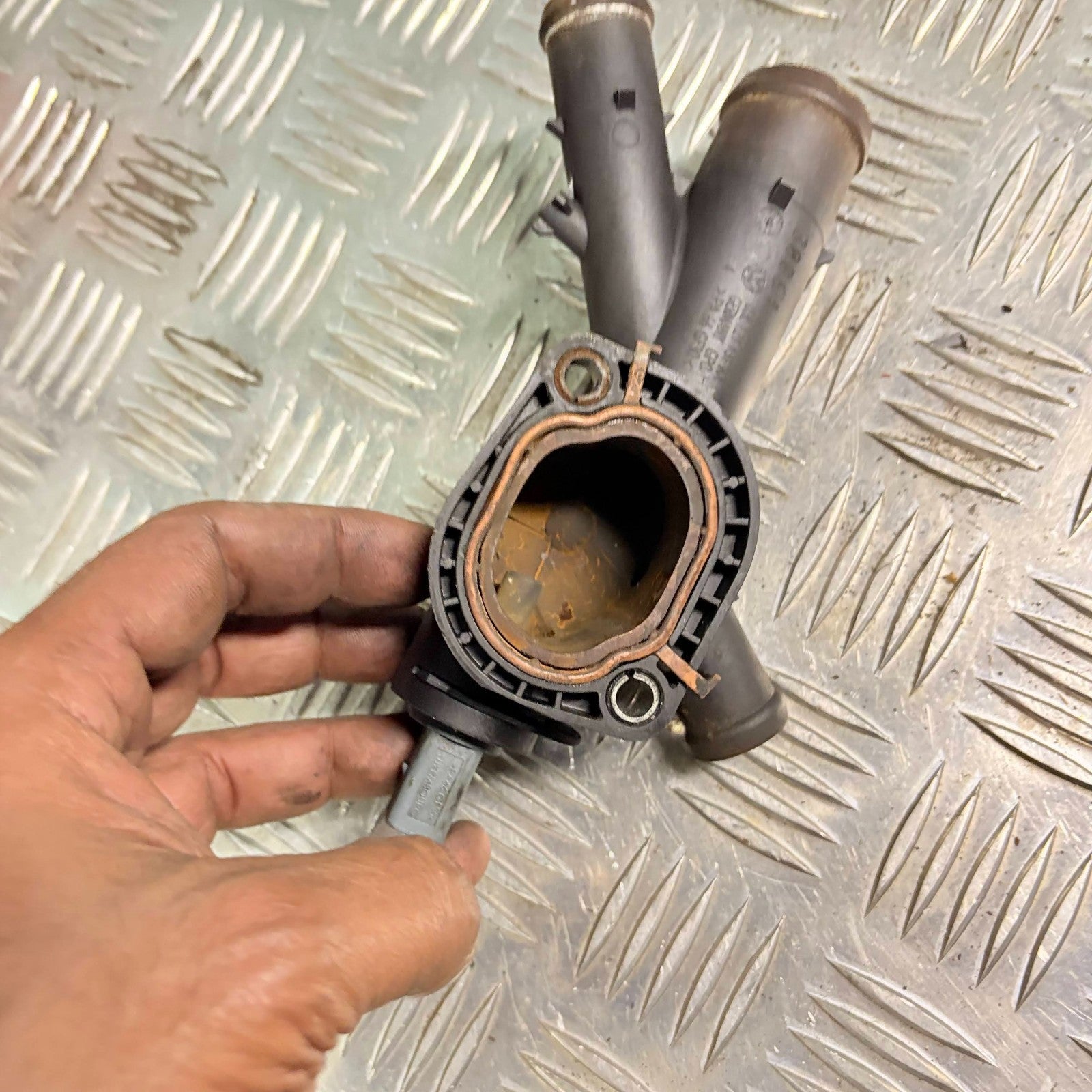 VW GOLF ENGINE COOLANT HOUSING TIGUAN PASSAT 03L 121 131 AA