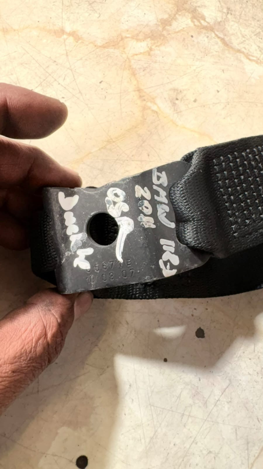 Belt buckle Right and Centre Rear for BME Venga YN 7245663 617517300A 2011