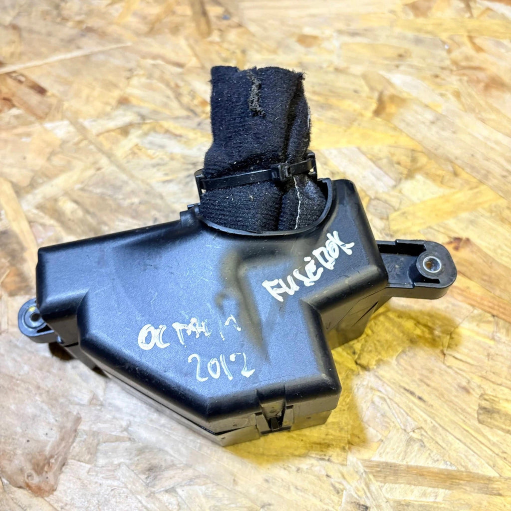 SKODA OCTAVIA MK3 FUSE RELAY BOX ENGINE BAY 2012-2015