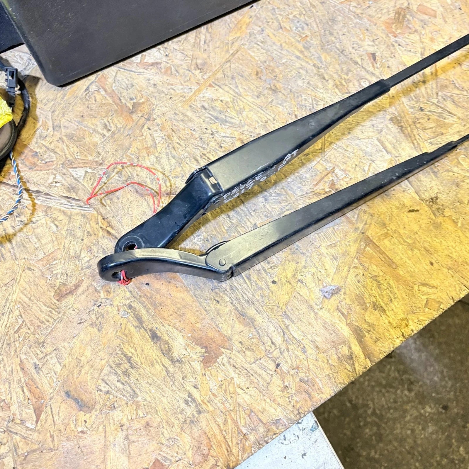 PEUGEOT GT 2017 PAIR OF FRONT WINDSCREEN WIPER ARMS 9673916780