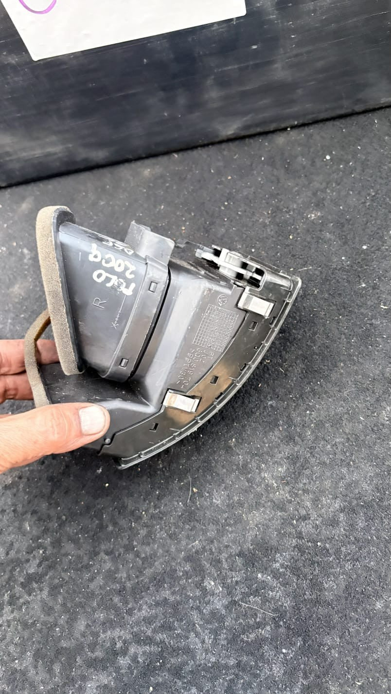 VW POLO 9N3 MK4 DRIVER/RIGHT SIDE FRONT AIR VENT DUCT 6Q0819704 2009
