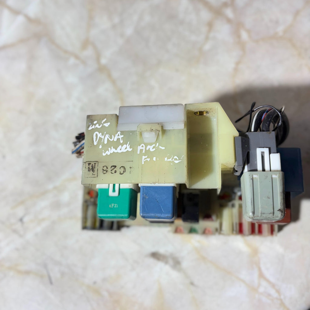 TOYOTA DYNA DIESEL FUSE BOX JUNCTION RELAY BLOCK WITH GLOW PLUG RELAY