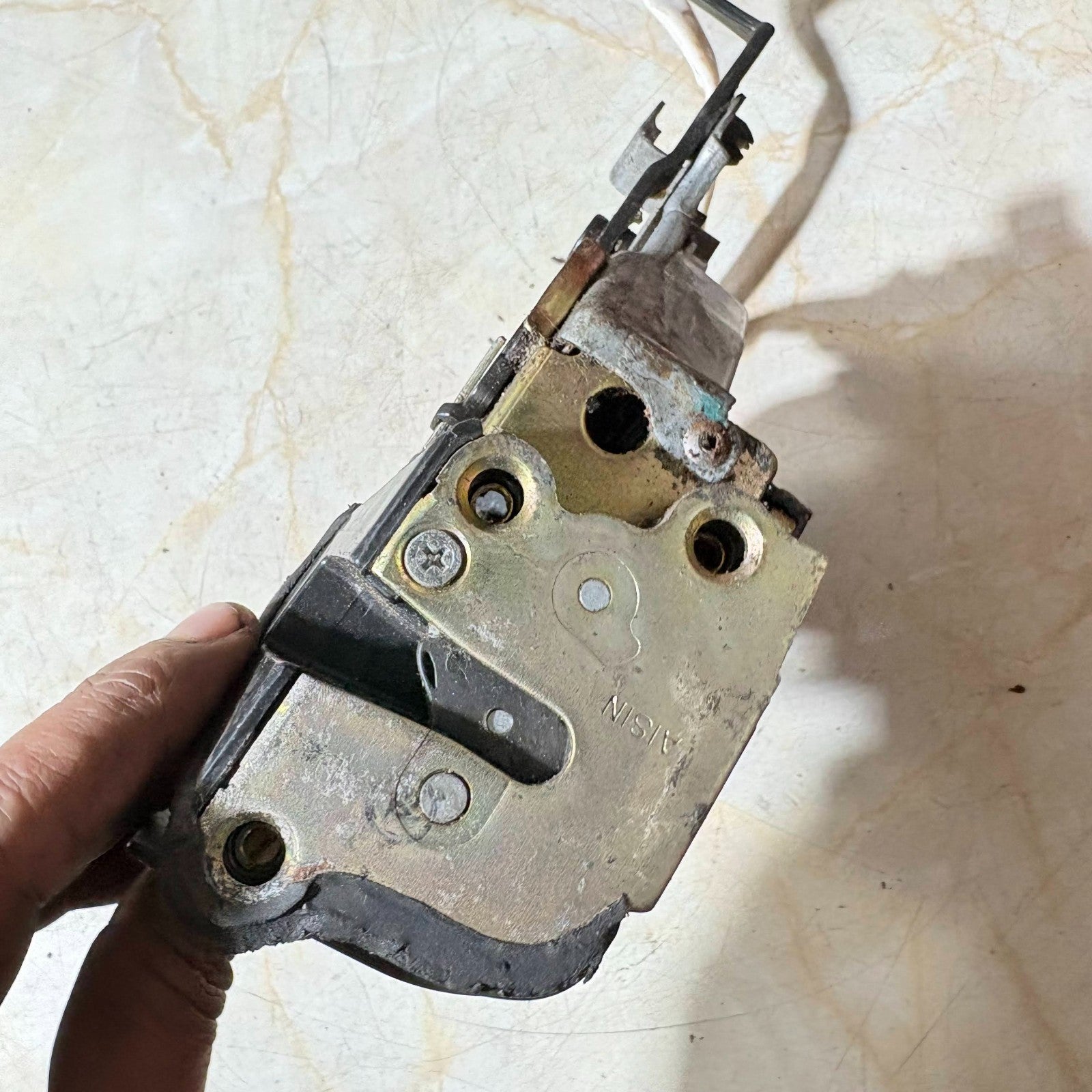 TOYOTA AVENSIS MK2 PASSENGER REAR LEFT DOOR LOCK CATCH LATCH 2003-2009