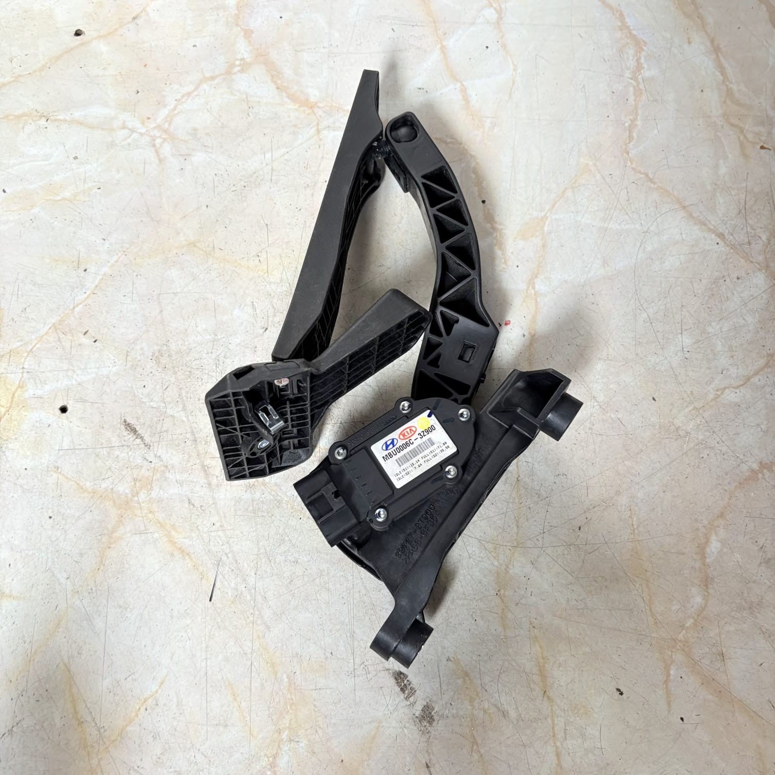 HYUNDAI I40 ACCELERATOR THROTTLE PEDAL 32727-2T900