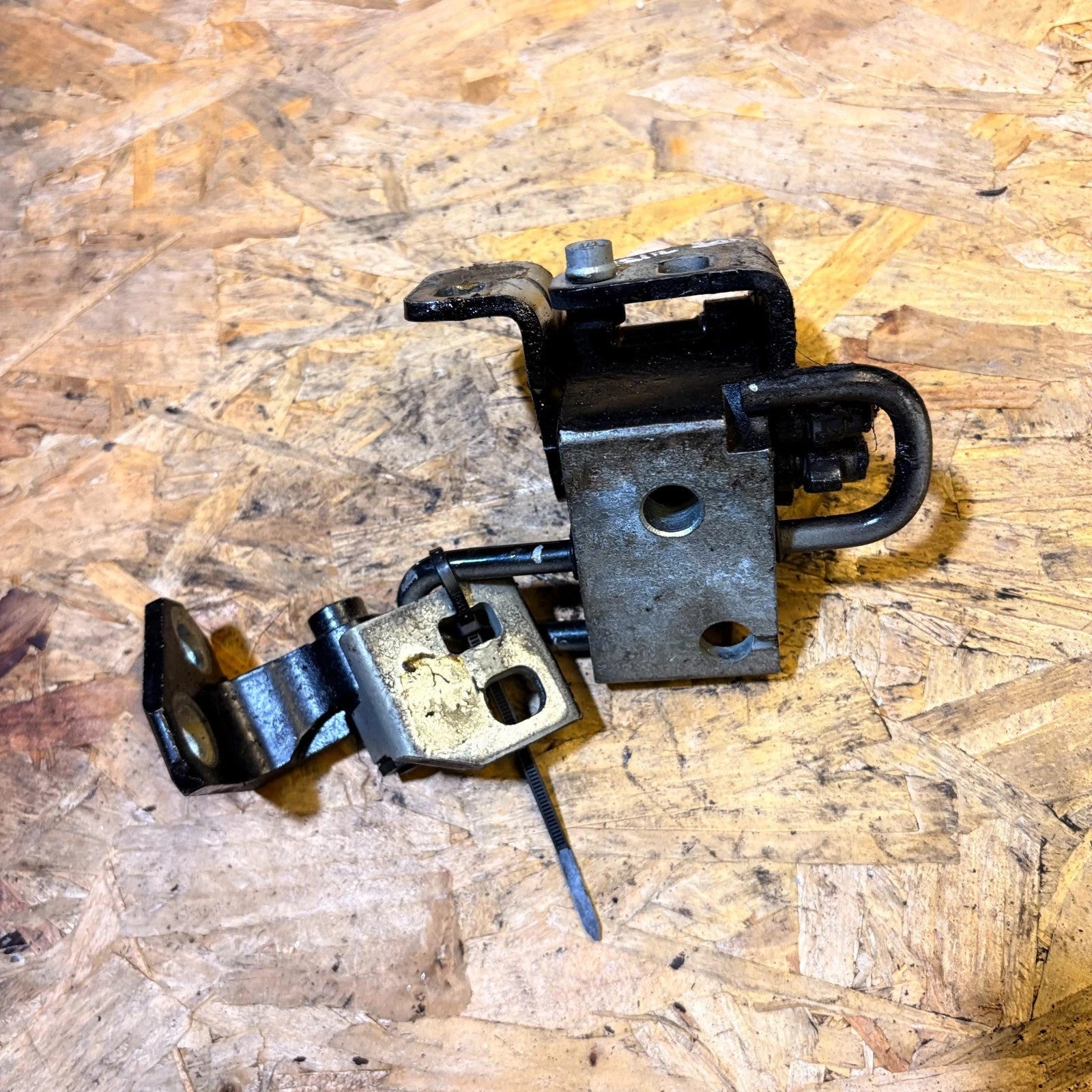 2005 VW TOUAREG REAR DOOR HINGE BOTTOM RIGHT O/S