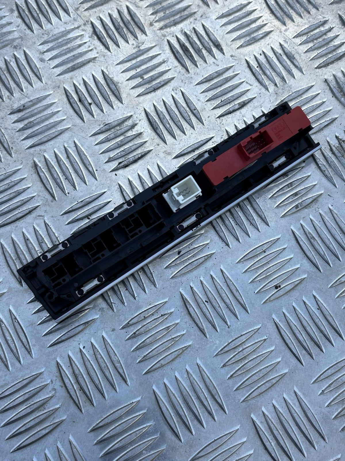 AUDI A3 8P 2008-2012 CENTRE SWITCHES HAZARD SWITCH 8P0927137CG