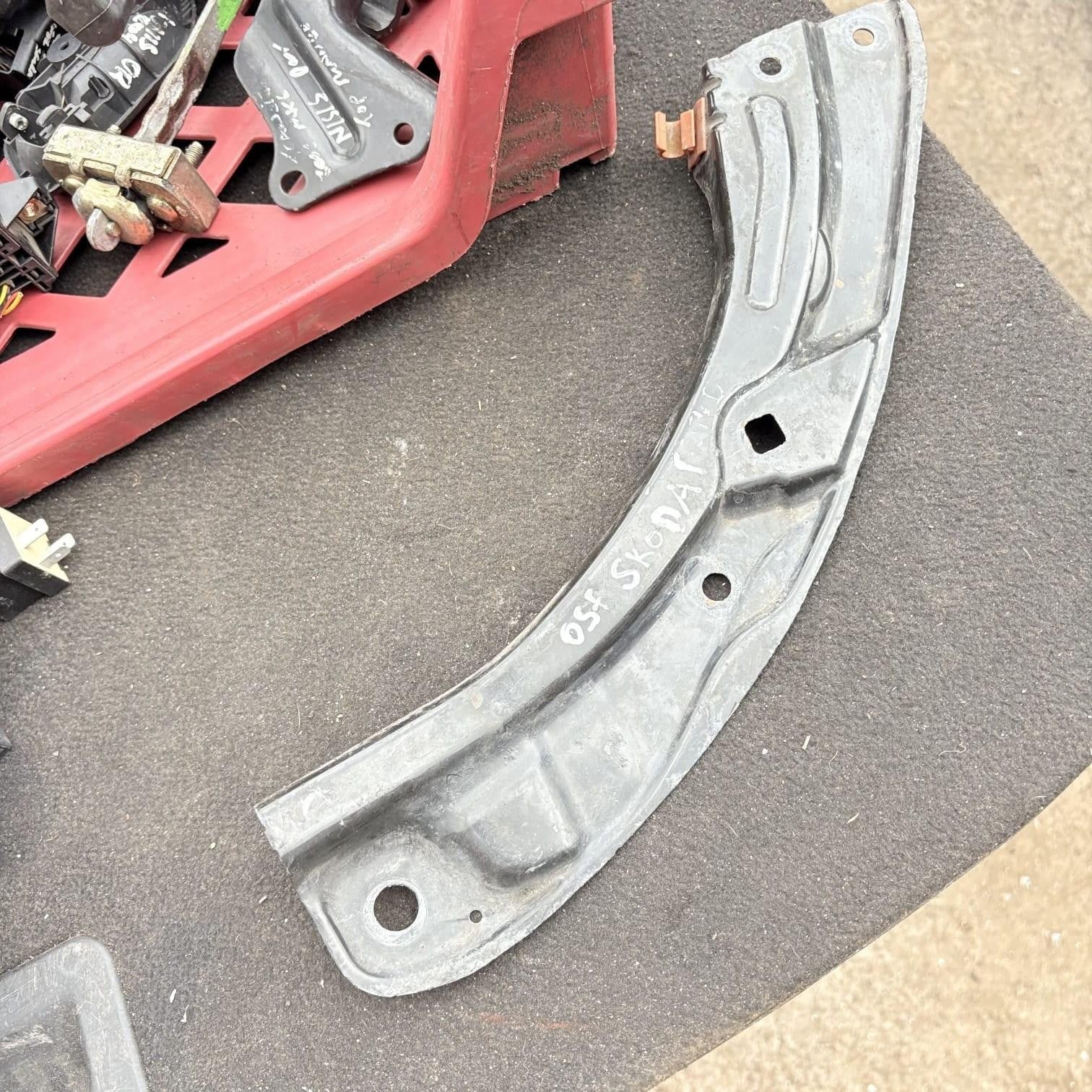 SKODA RAPID HEADLIGHT BRACKET DRIVER FRONT SIDE 5JA805932A