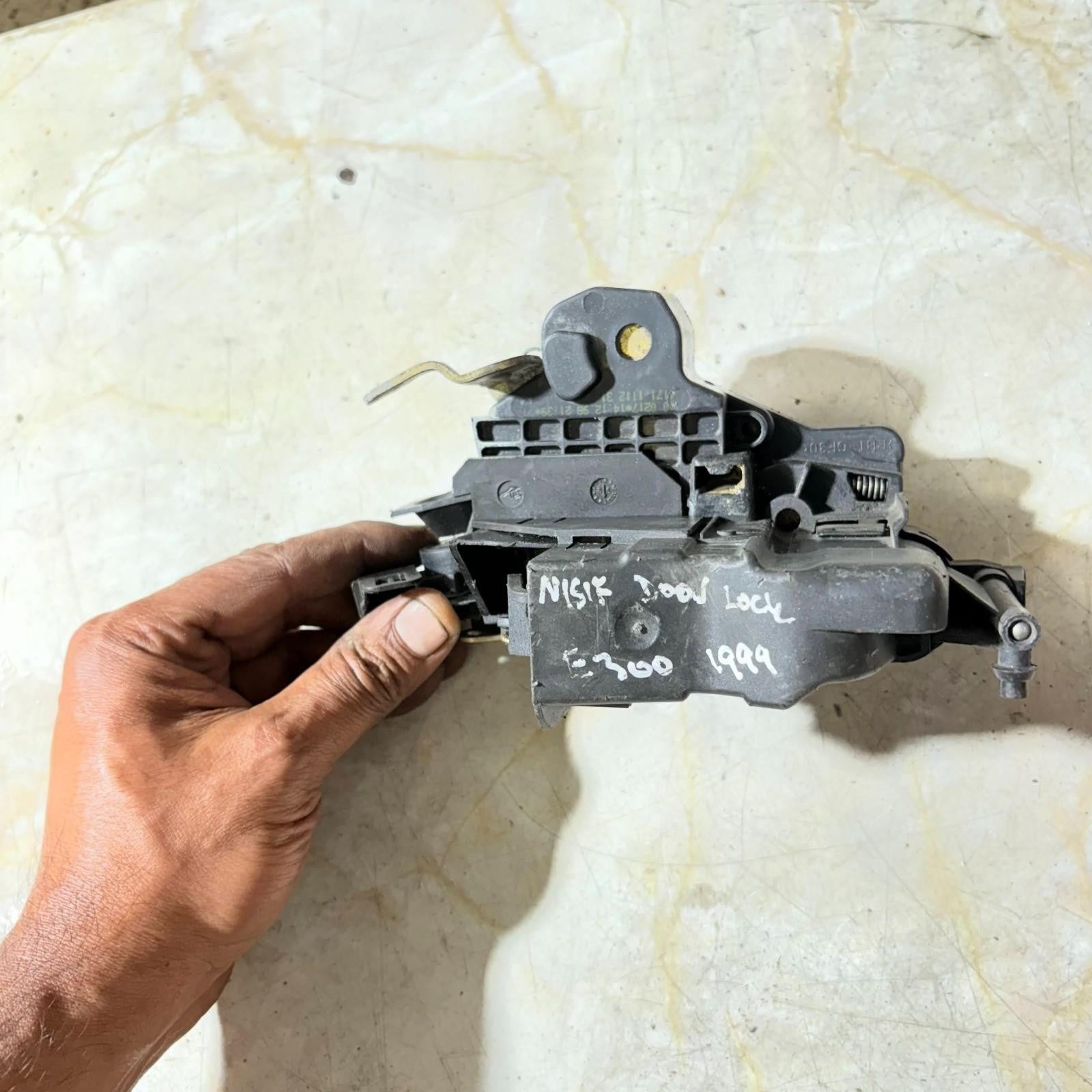 1995-2001 MERCEDES E300 NEARSIDE PASSENGER FRONT CENTRAL LOCKING UNIT