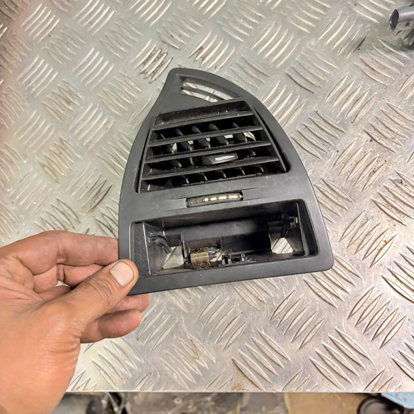 2006 CITROEN C4 MK1 COUPE FRONT RIGHT DRIVER SIDE DASHBOARD AIR VENT TRIM