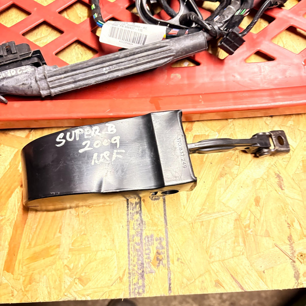 2009 SKODA SUPERB N/S/F PASSDENGER SIDE LEFT FRONT DOOR CATCH STRAP