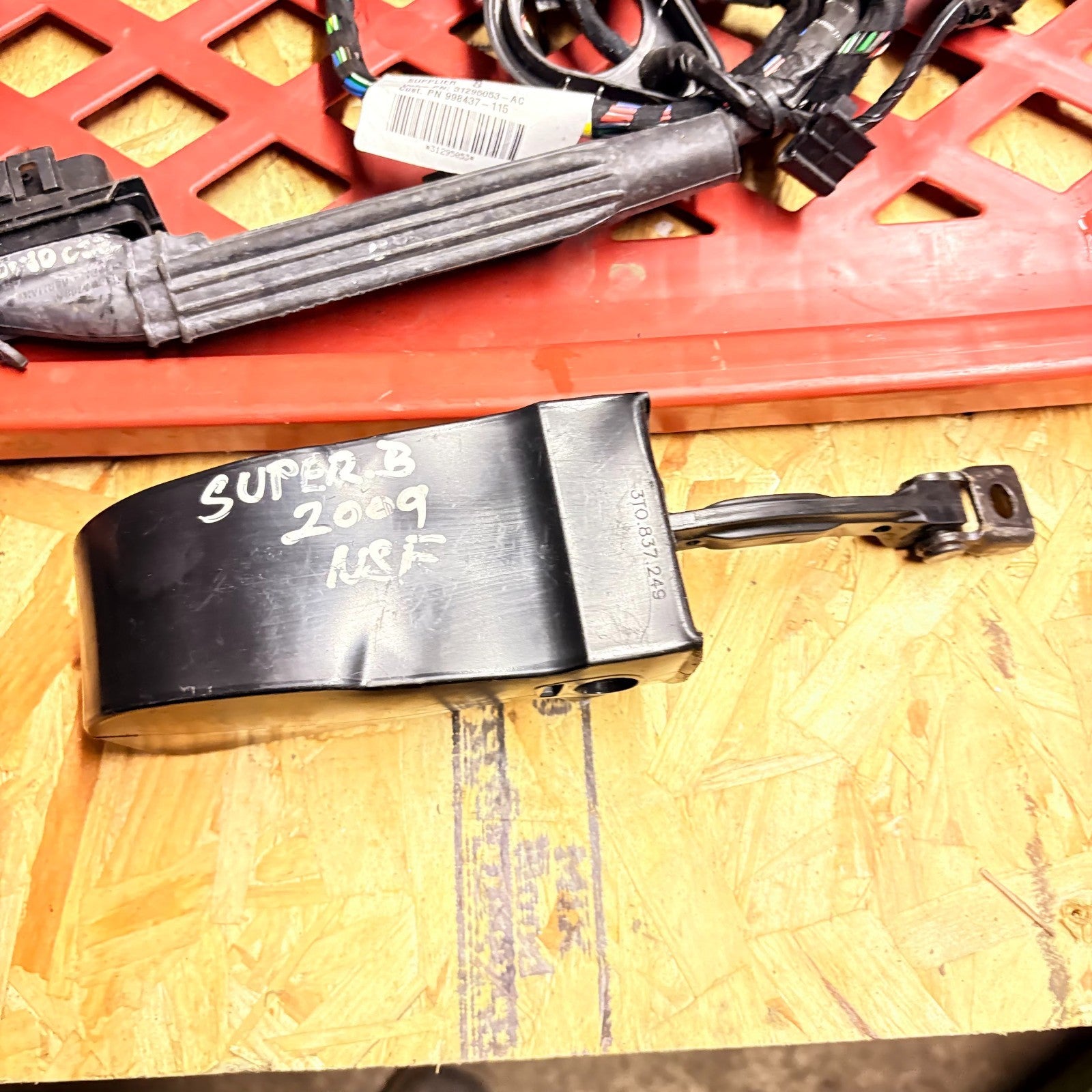 2009 SKODA SUPERB N/S/F PASSDENGER SIDE LEFT FRONT DOOR CATCH STRAP