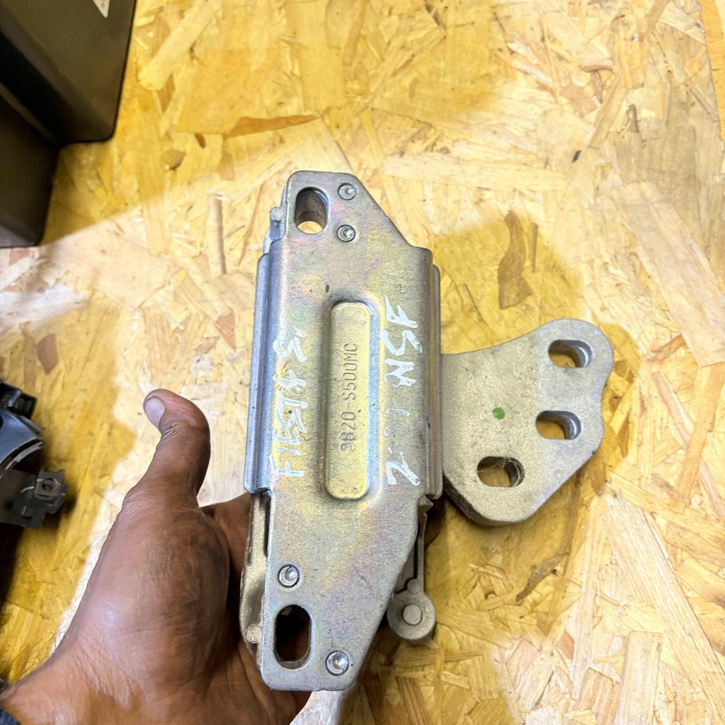 FORD FIESTA MK8 B479 2017-2023 1.0 ECOBOOST LH GEARBOX MOUNT 3820S500MC