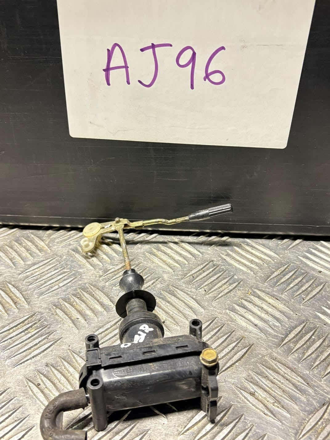 Mercedes W201 82-93 W124 84-96 W126 79-92 Door Lock Vacuum Actuator A0008007975