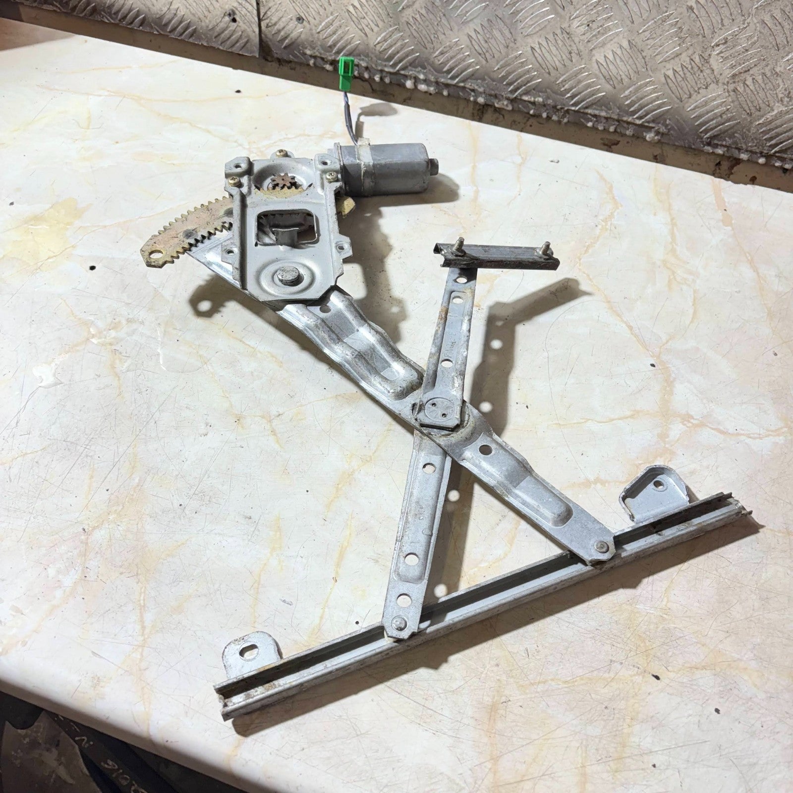 SUBARU 1996 REAR RIGHT SIDE DOOR ELECTRIC WINDOW REGULATOR