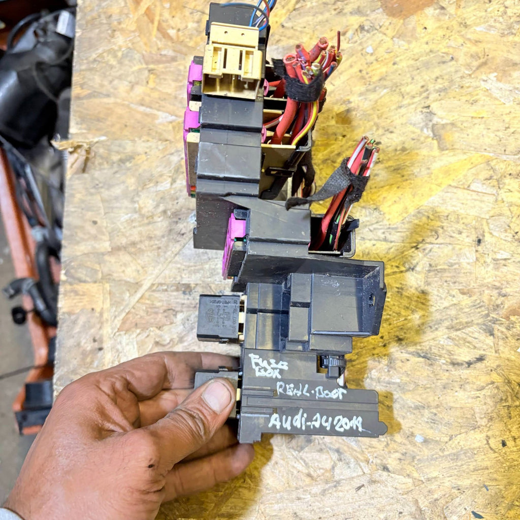 AUDI A4 B9 8W 2015-2019 REAR BOOT FUSE RELAY BOX BOARD CARRIER CUT WIRE