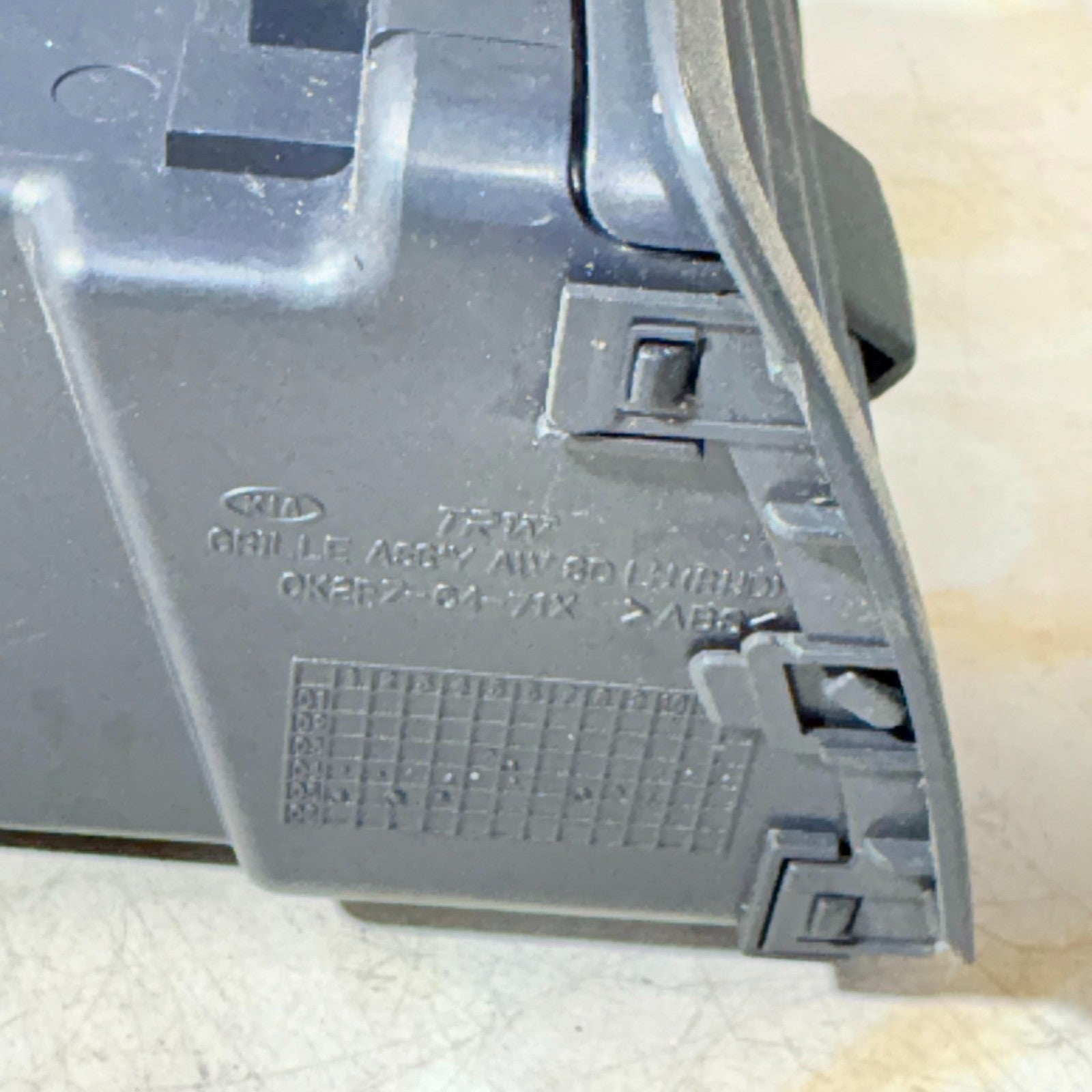 Kia Carens II (FJ) 2002-2006 Dashboard Air Vent LH Passenger 0K2FZ6471X