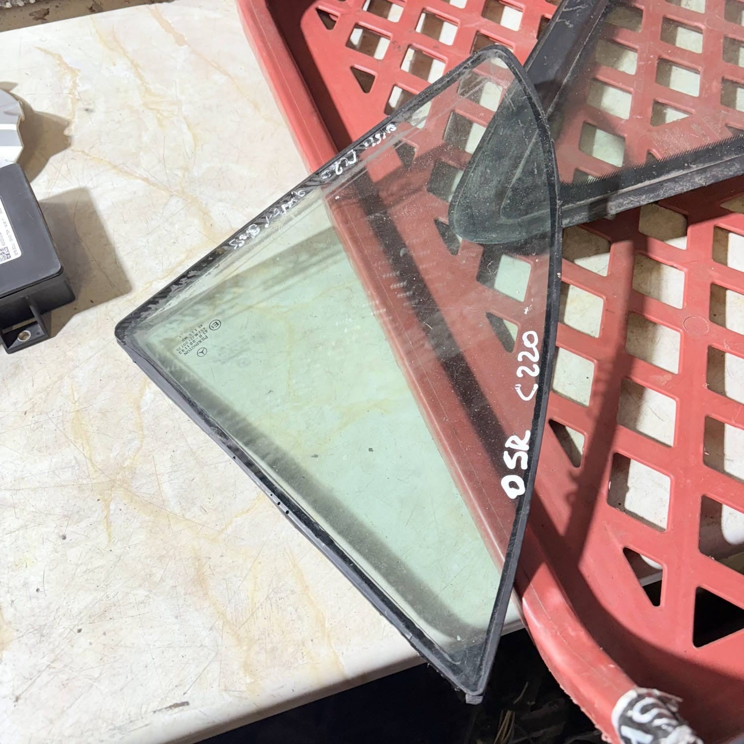 MERCEDES BENZ W203 C CLASS SALOON REAR WINDOW QUARTER GLASS OSR SIDE 43R-001193