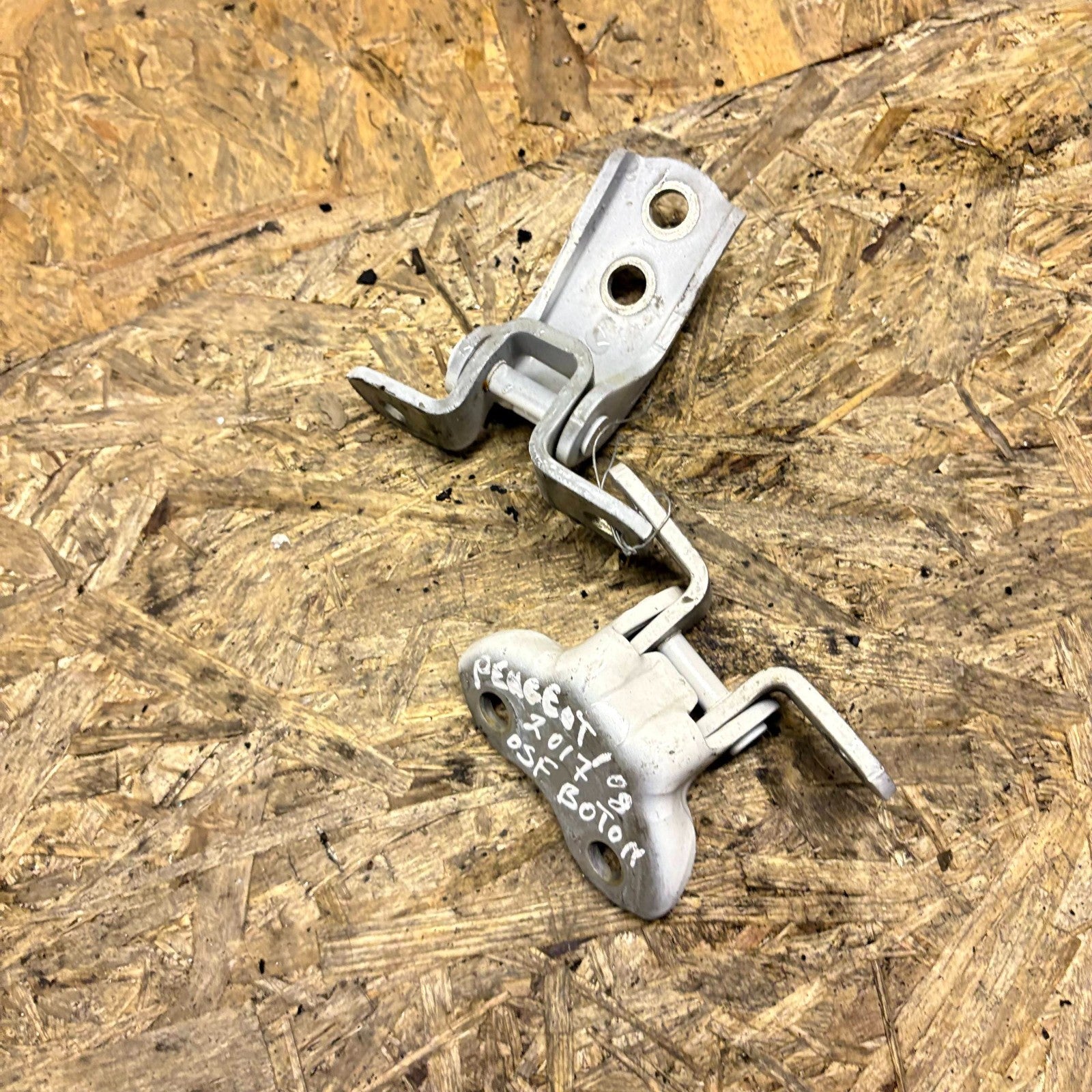 Peugeot 108 2014–2018 Front Right Driver Side Door Hinge Pair