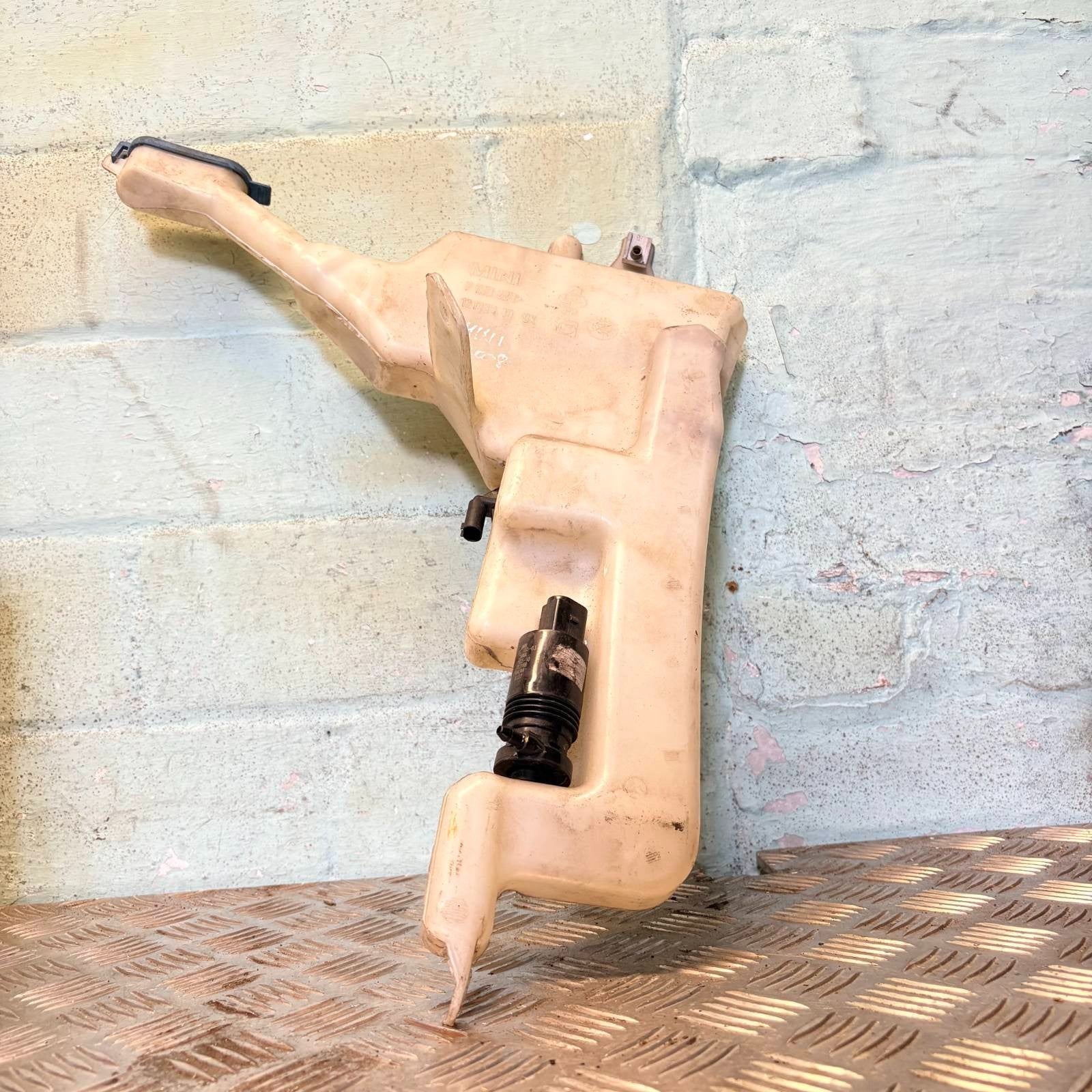 2001-2006 Mini R63 Windscreen Washer Bottle Tank And Pump 7158228