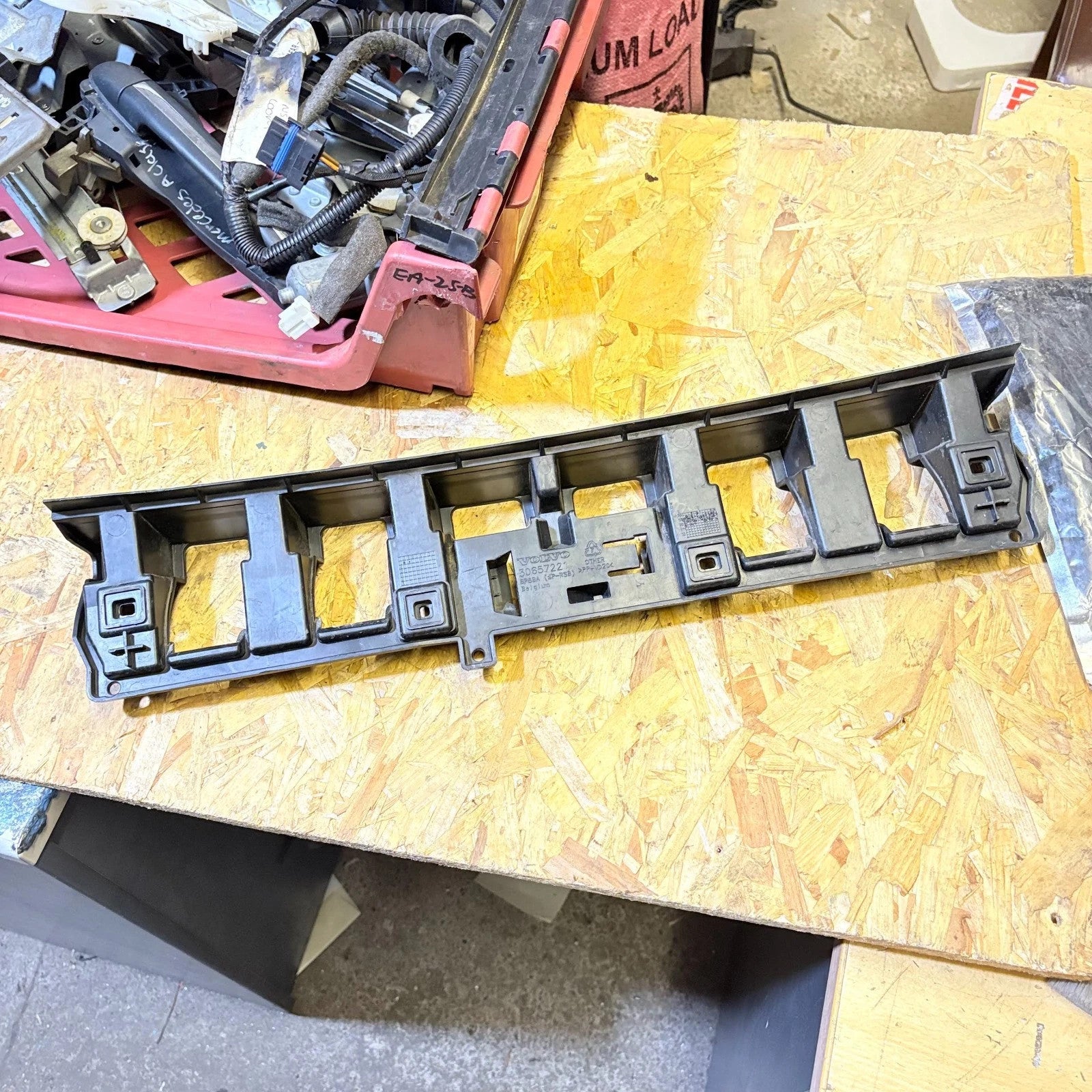 Volvo C30 Rear Bumper Centre Bracket Mount 30657221 Mk1 2007-2013 3 Door