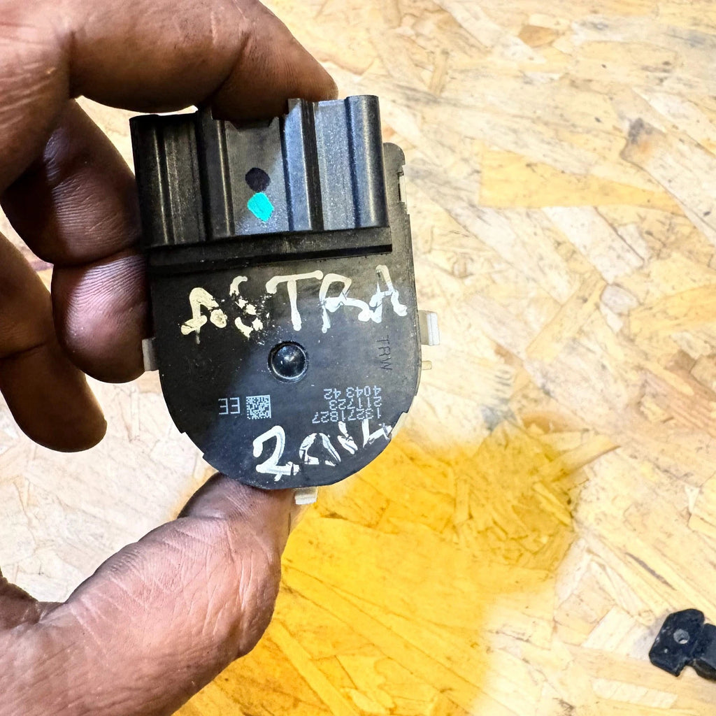 VAUXHALL ASTRA 2014 WING MIRROR REGULATOR CONTROL SWITCH 13271827