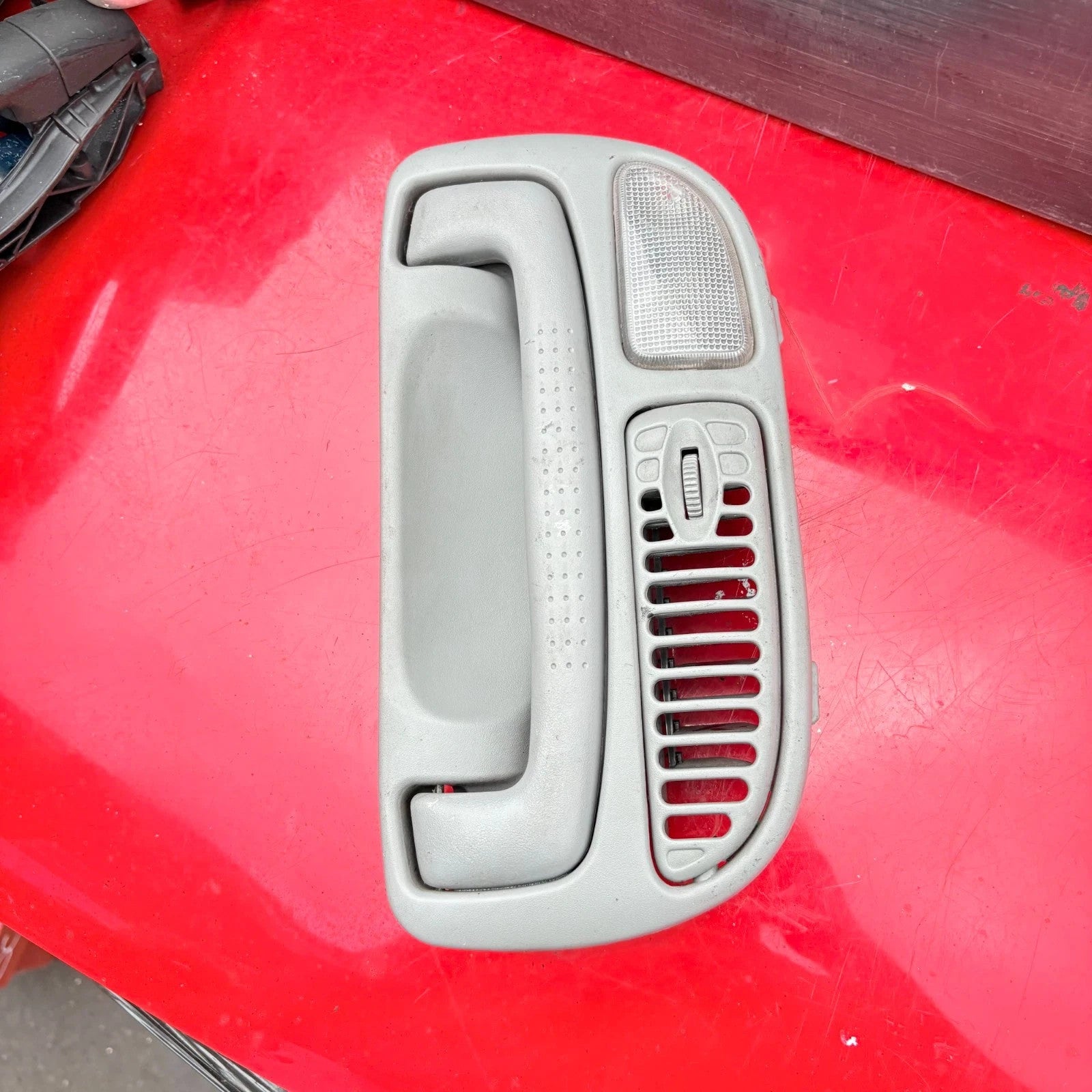 Kia Sedona 2004 Right Side Rear Handle w/Air Vents & Light OK552 51 310